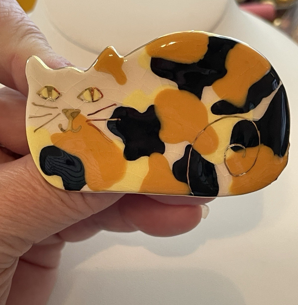 Vtg Ceramic Enamel Brooch Calico Cat Kitty Pin Sitting Laying Costume Jewelry