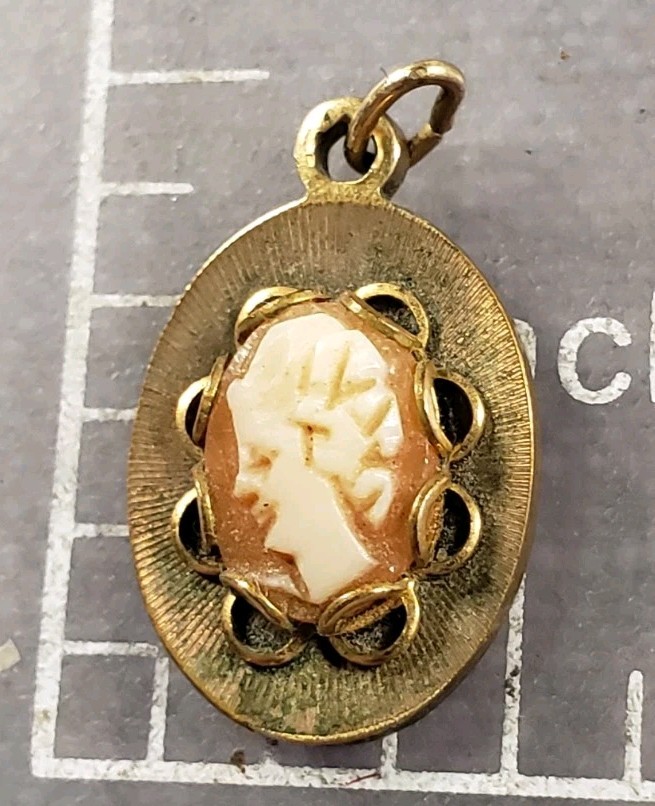 Vintage Carved Peach White Small Oval Cameo Pendant Beauty B43