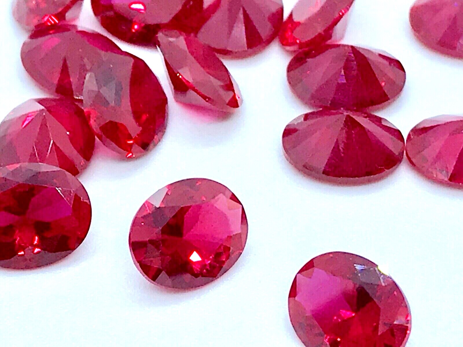 Oval lab-created ruby Lot of 5 stones (10x8mm – 4x3mms)