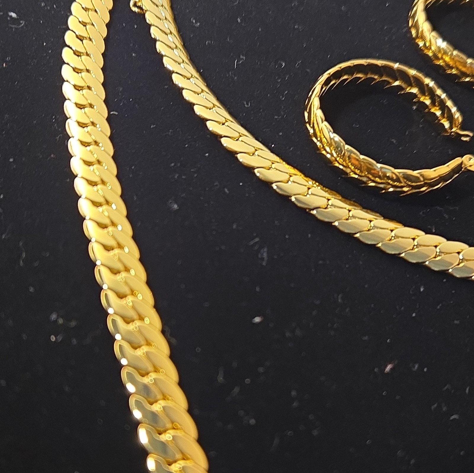 Gold Tone 3-Piece Jewelry Set Necklace Bracelet Hoop Earrings