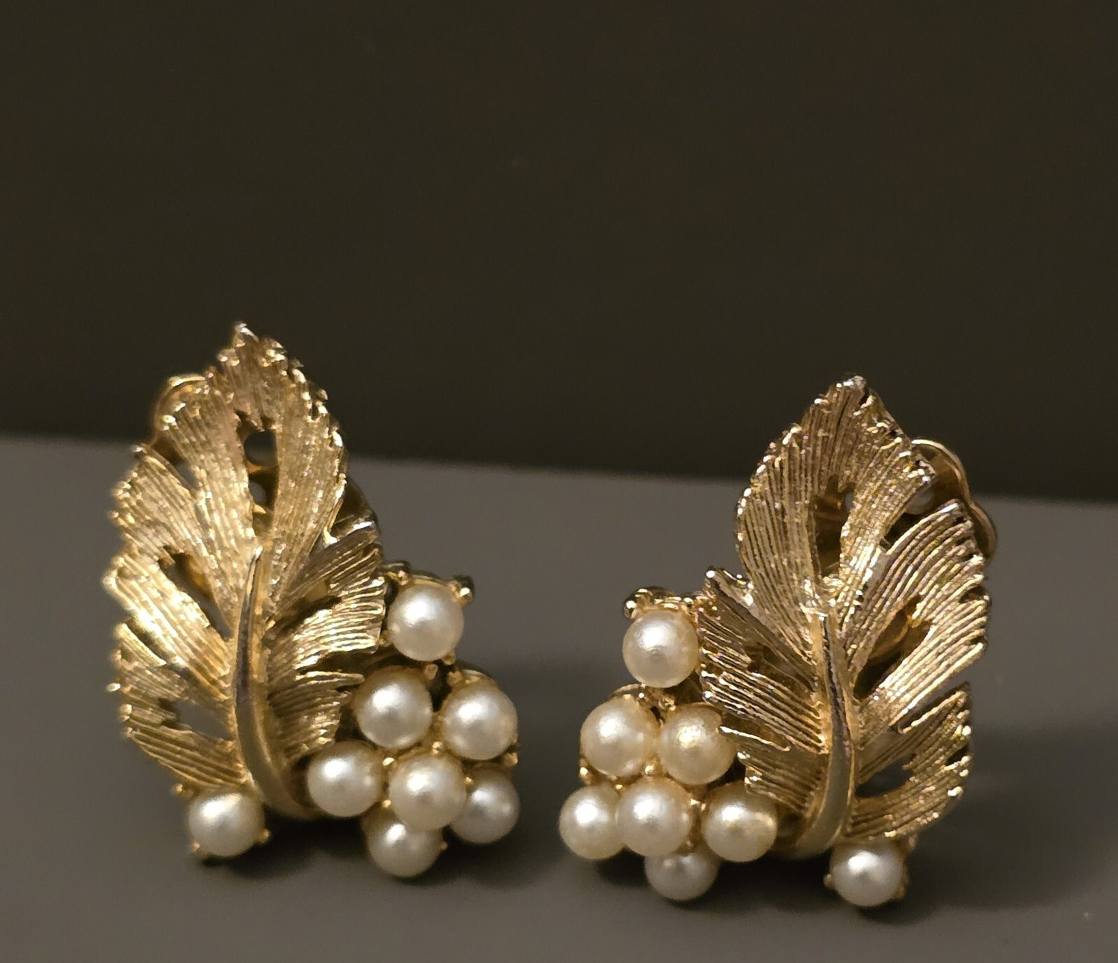 LISNER FAUX PEARLS GOLD GILTED LEAF DESIGN CLIP-ON EARRINGS-EC☆1.2″ L☆GORGEOUS