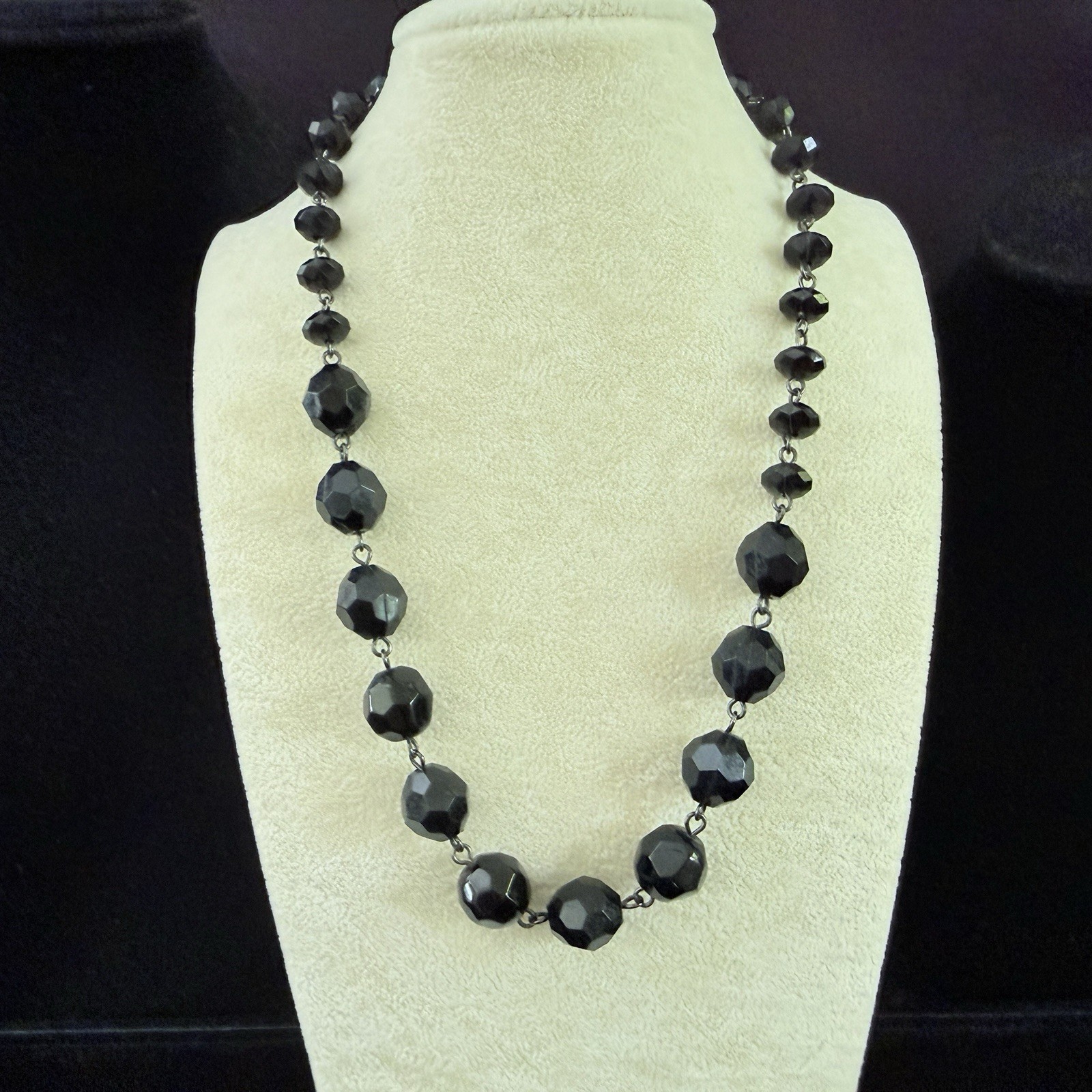 ESTATE LIZ & COMPANY JET BLACK FACETED LUCITE BEADED NECKLACE-20″ (BG177)
