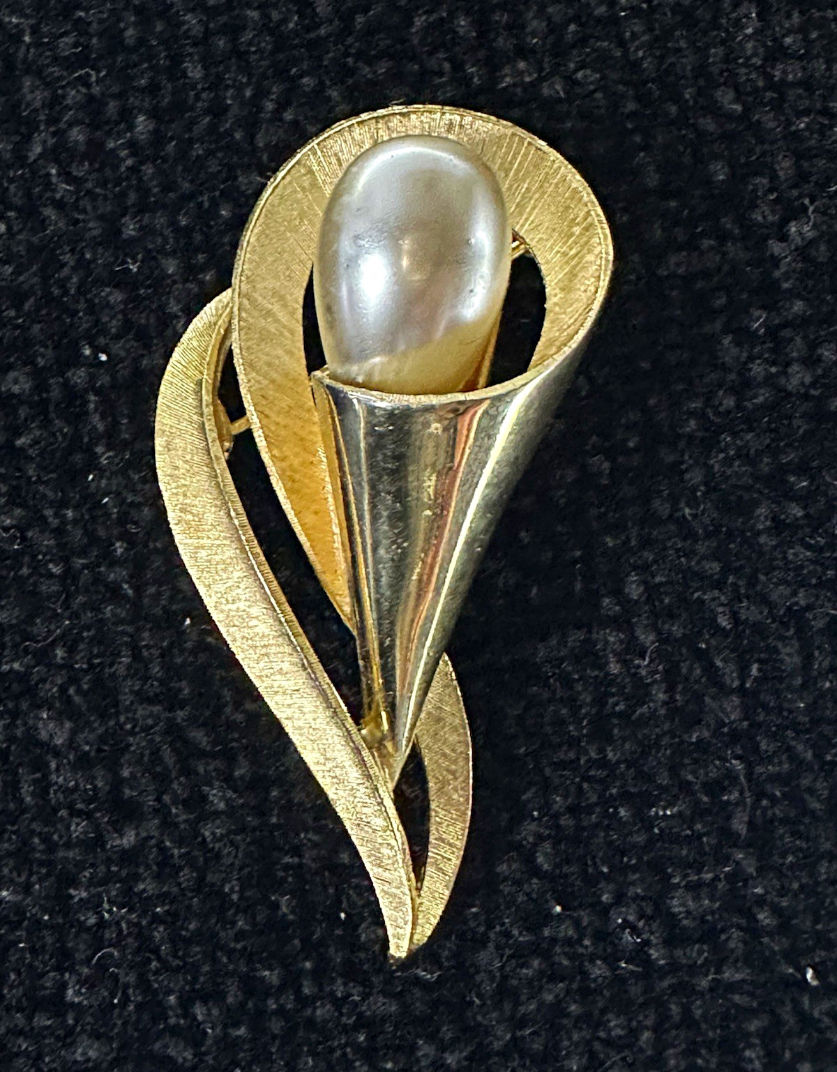 Crown Trifari Signed Gold Tone Swirl Brooch Pin w/ Baroque White Pearl