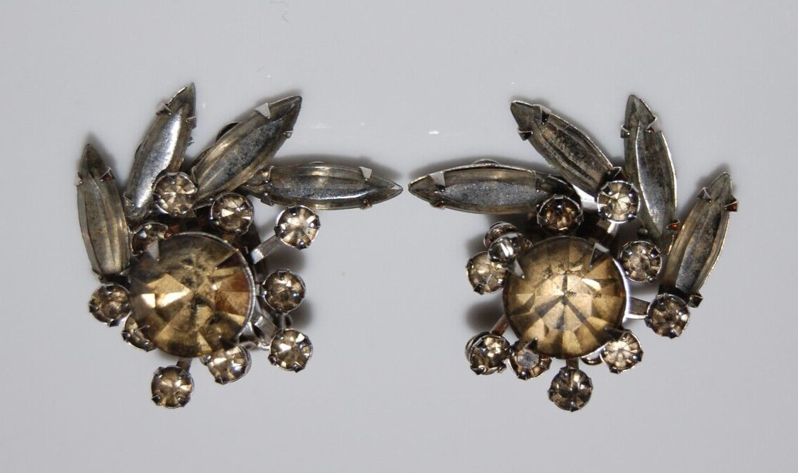 ELEGANT VTG MCM COUTURE GRAY SMOKE CRYSTALS OVAL FAN FLOWER SPRAY CLIP EARRINGS