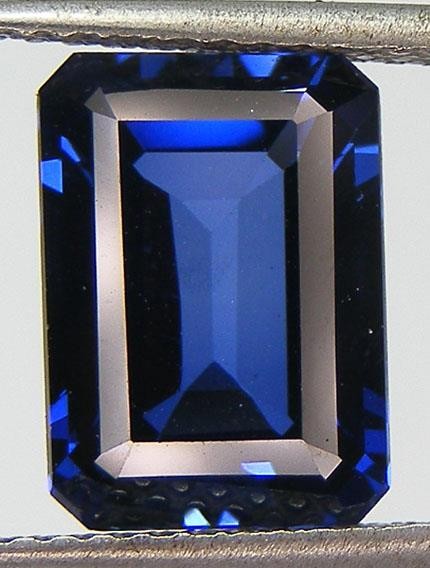 7.71CT. EXCELLENT EMERALD CUT 13.2×9.5 MM. BLUE SAPPHIRE LAB CORUNDUM