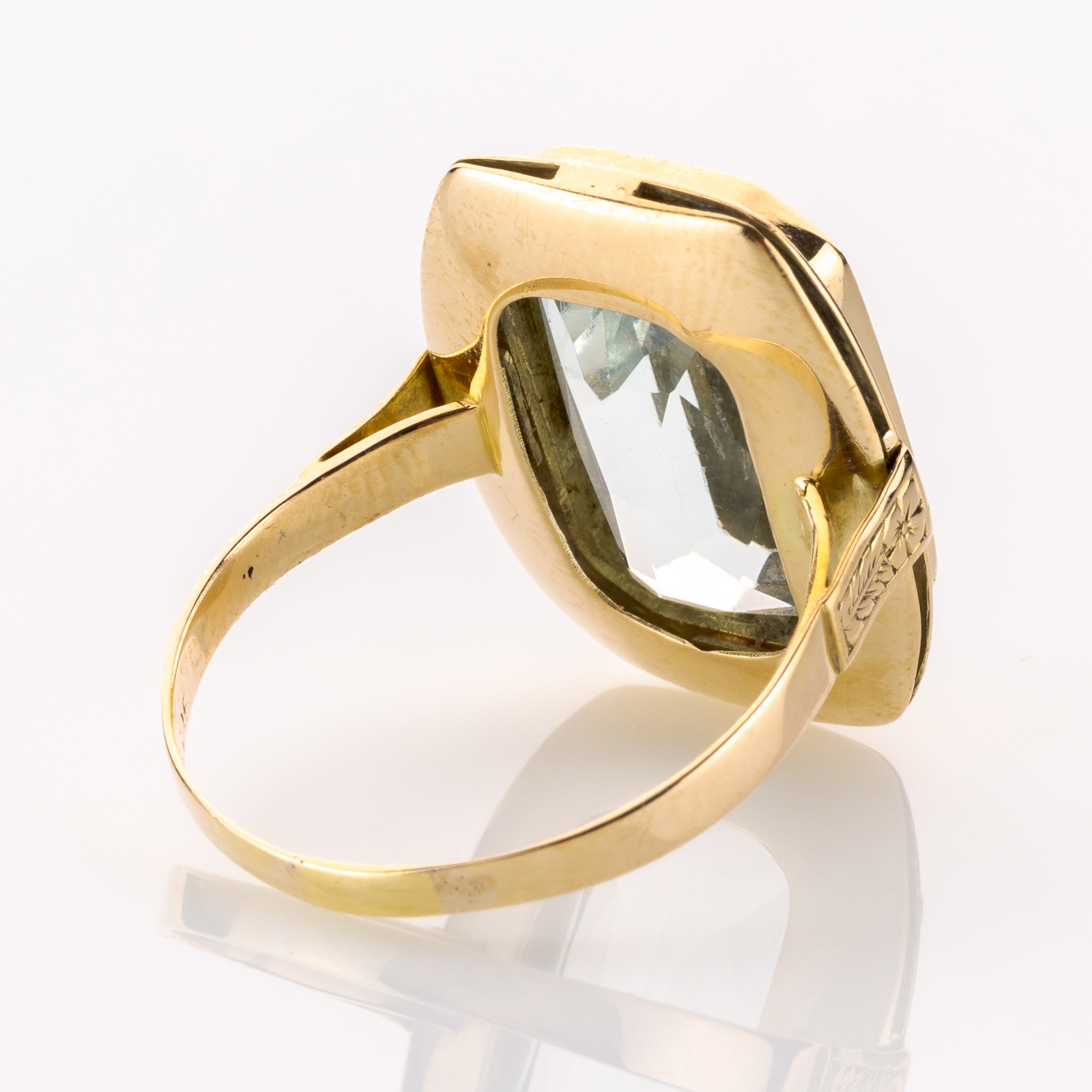 Vintage 14k gold ring with an aquamarine