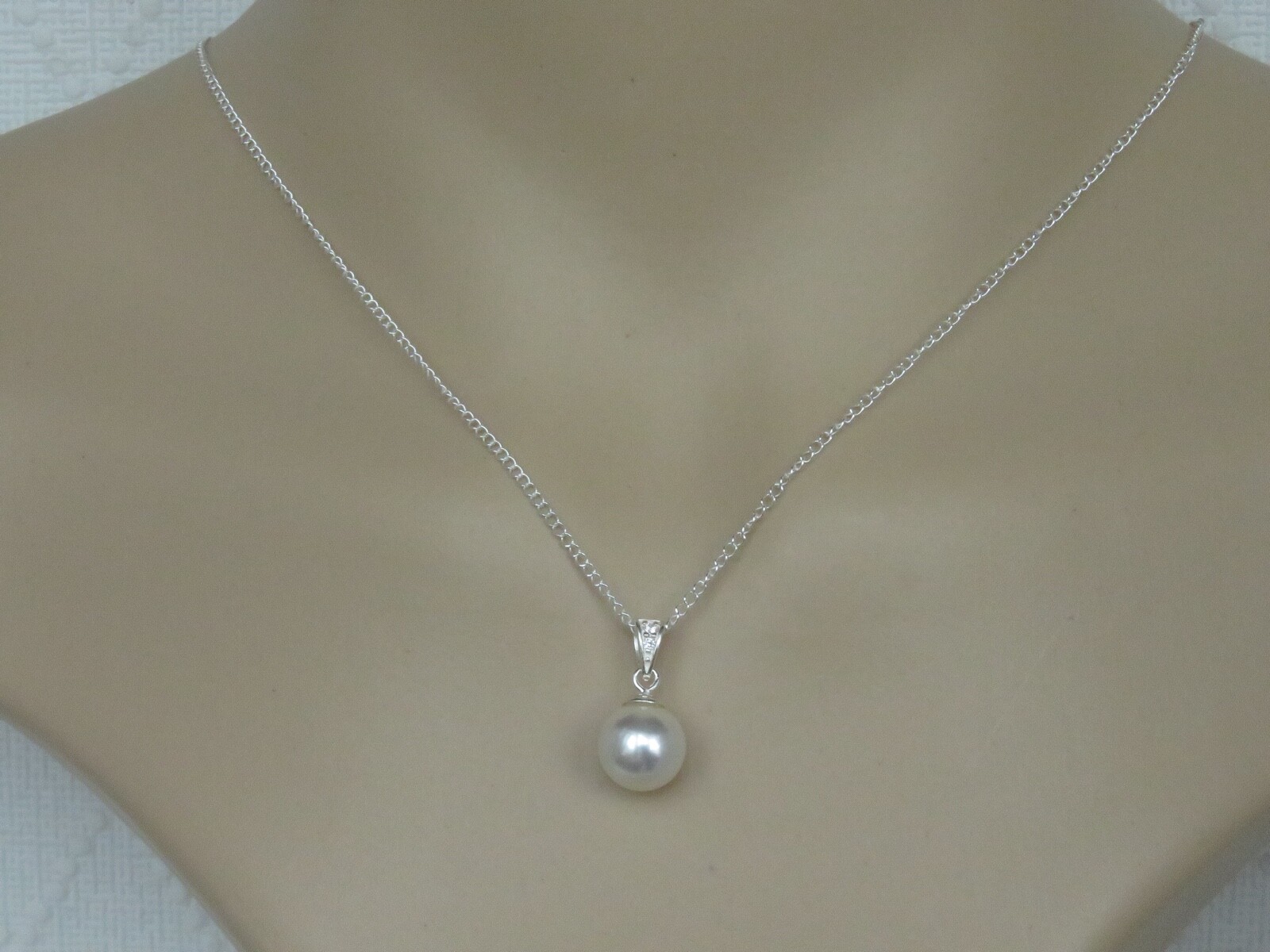 925 Sterling Silver Necklace Made With a Swarovski White Pearl Pendant (sa10.)