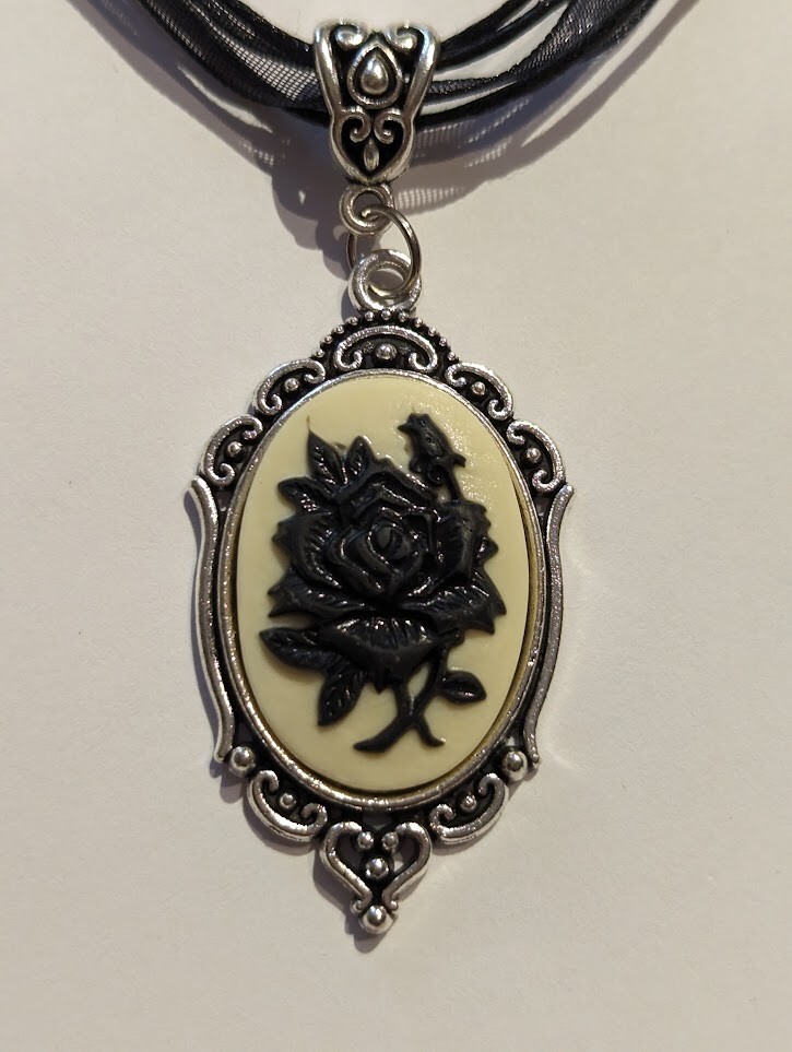 BLACK & IVORY ROSE CAMEO CHOKER ribbon necklace pendant gothic flower E4