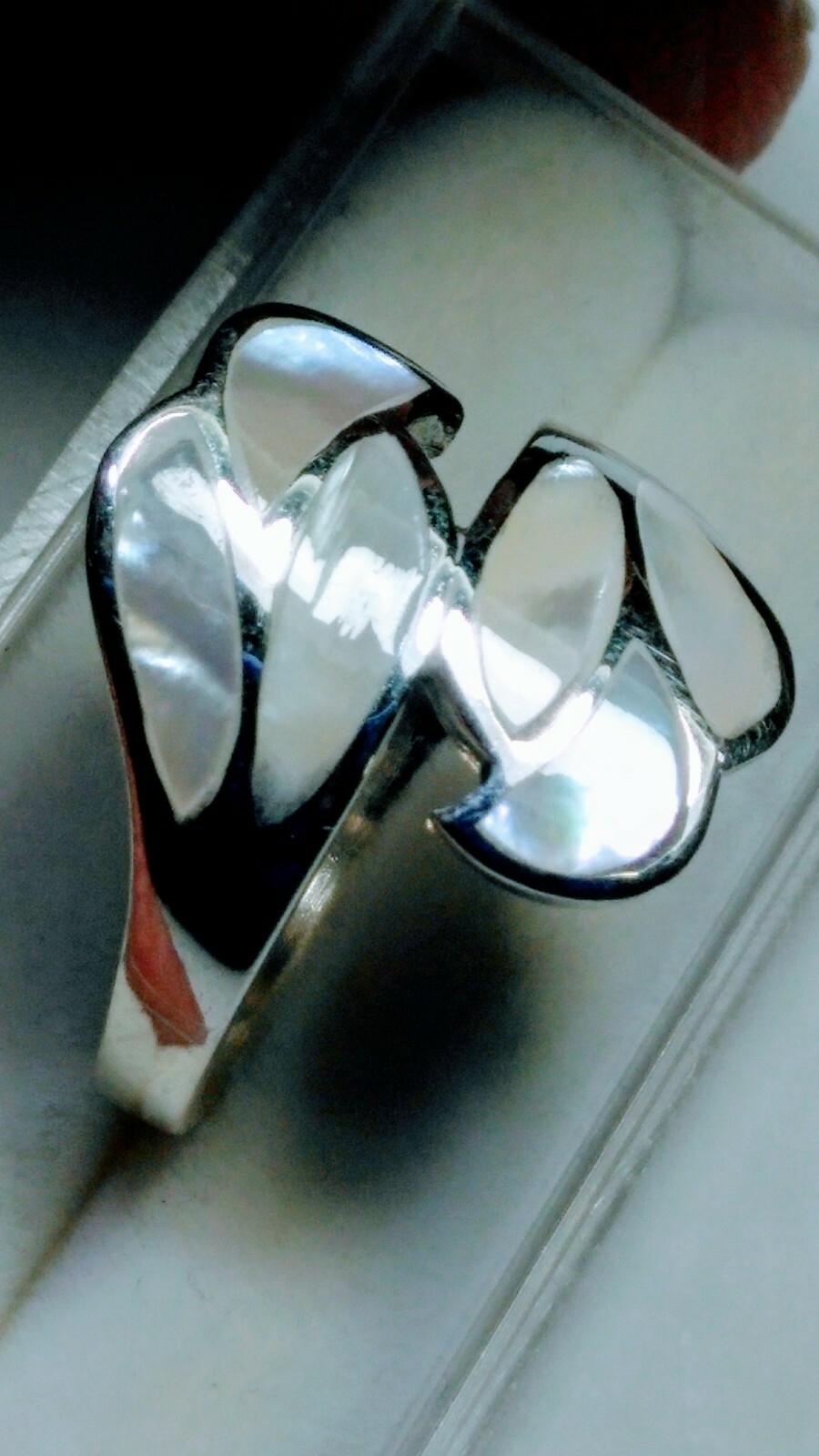 FETCHING STERLING SILVER .925 WITH MOP INLAYS DESIGNER RING IN SIZE 9.0-9.25