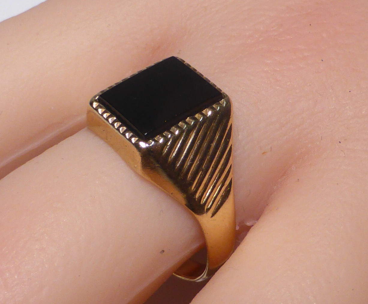 9ct Gold Signet Ring Jet UK Hallmark 1969 AJ Size T 1/2 Boxed