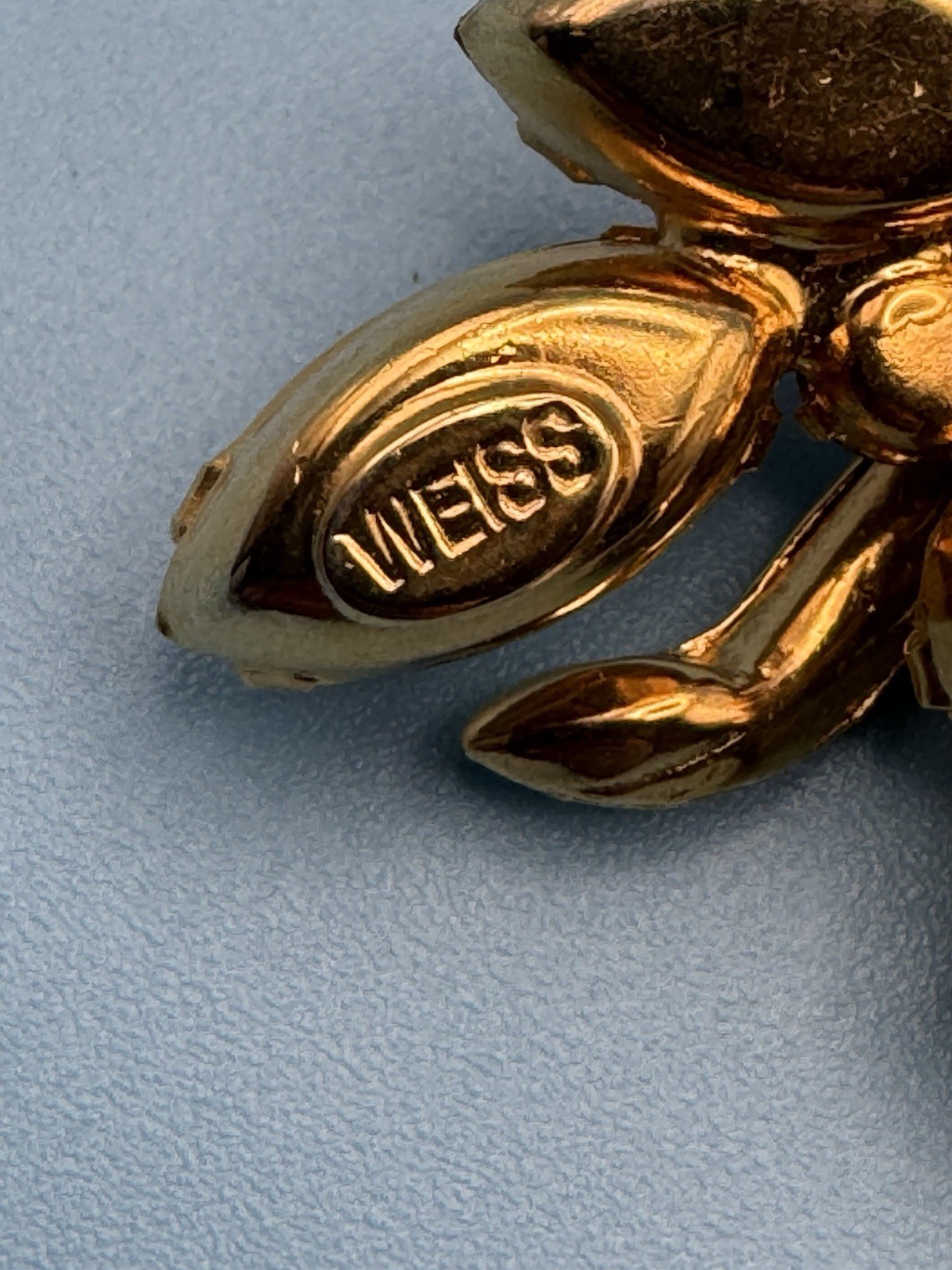 WEISS Signed Gold Tone Amber Crystal Rhinestone Flower Brooch Pin 2 in