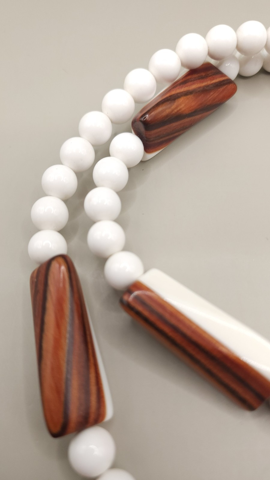 Vintage 1970s Mod White Lucite & Faux Wood Grain Station Bead Necklace 28″ 2.4oz