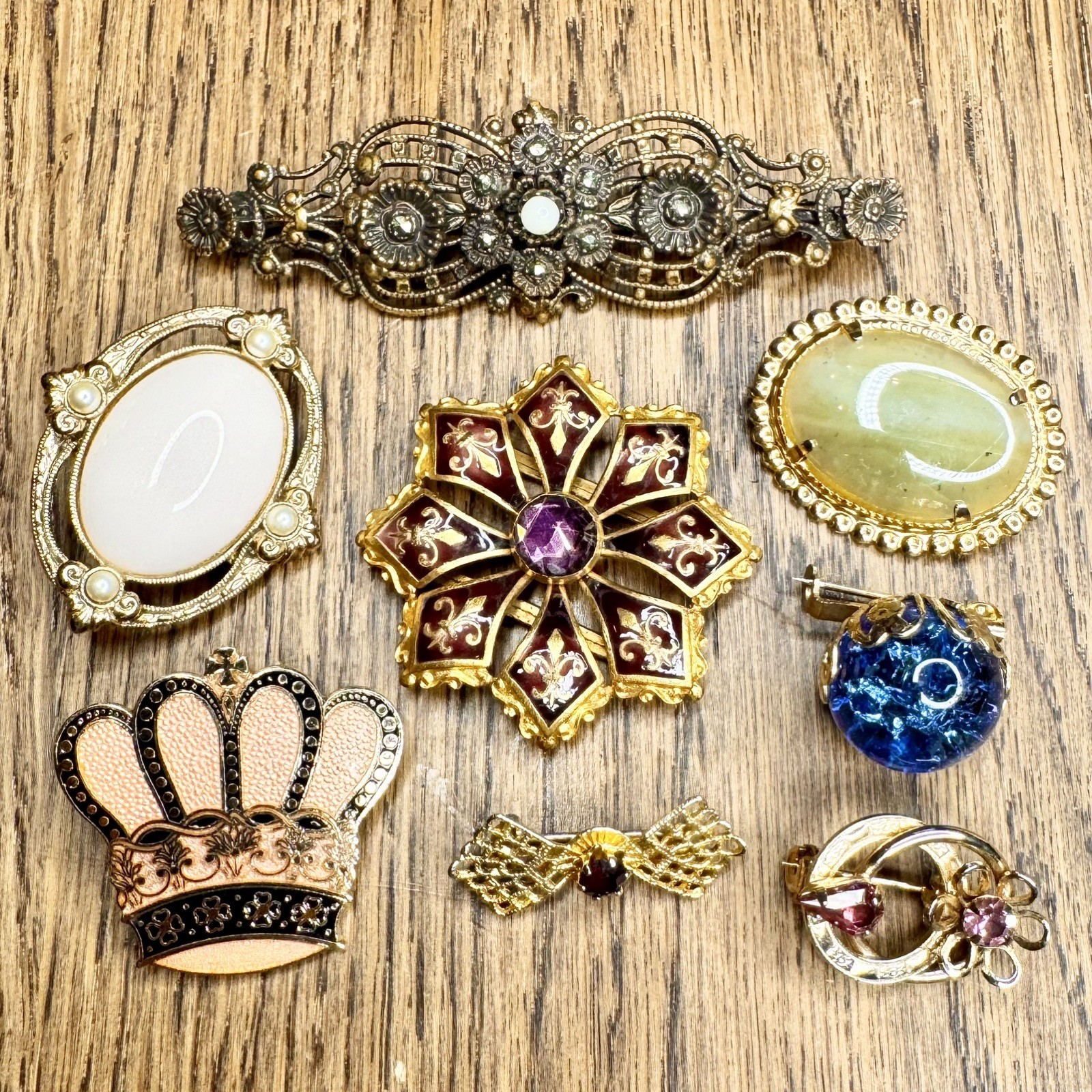 Vintage Estate Sale Brooch & Pin Lot 54 Pieces w/ 1940s Silhouette Jewelry Box
