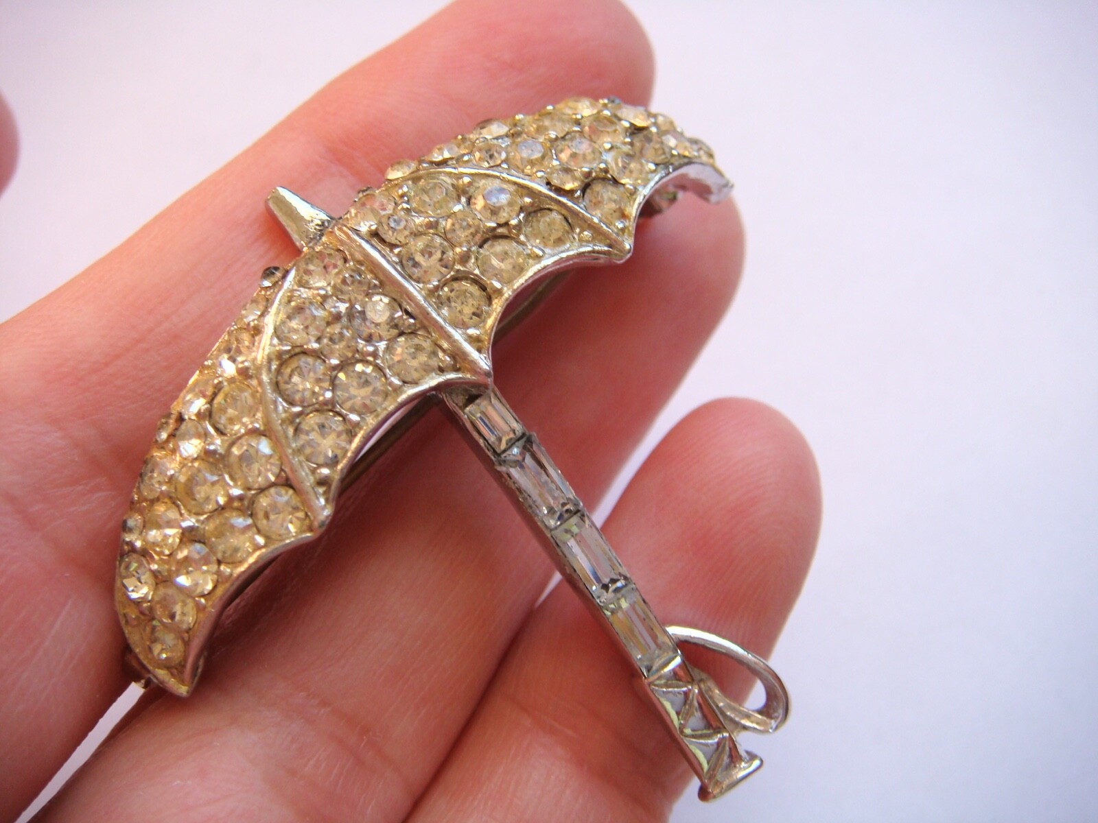 VINTAGE UMBRELLA SHAPE PIN BROOCH PAVE ROUND AND BAGUETTE RHINESTONES ESTATE
