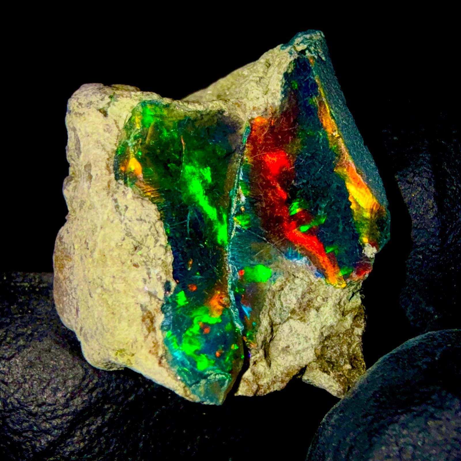 Natural Black Fire Opal rough, Ethiopian opal gemstone, Dry opal 18.8Ct 18×15 mm