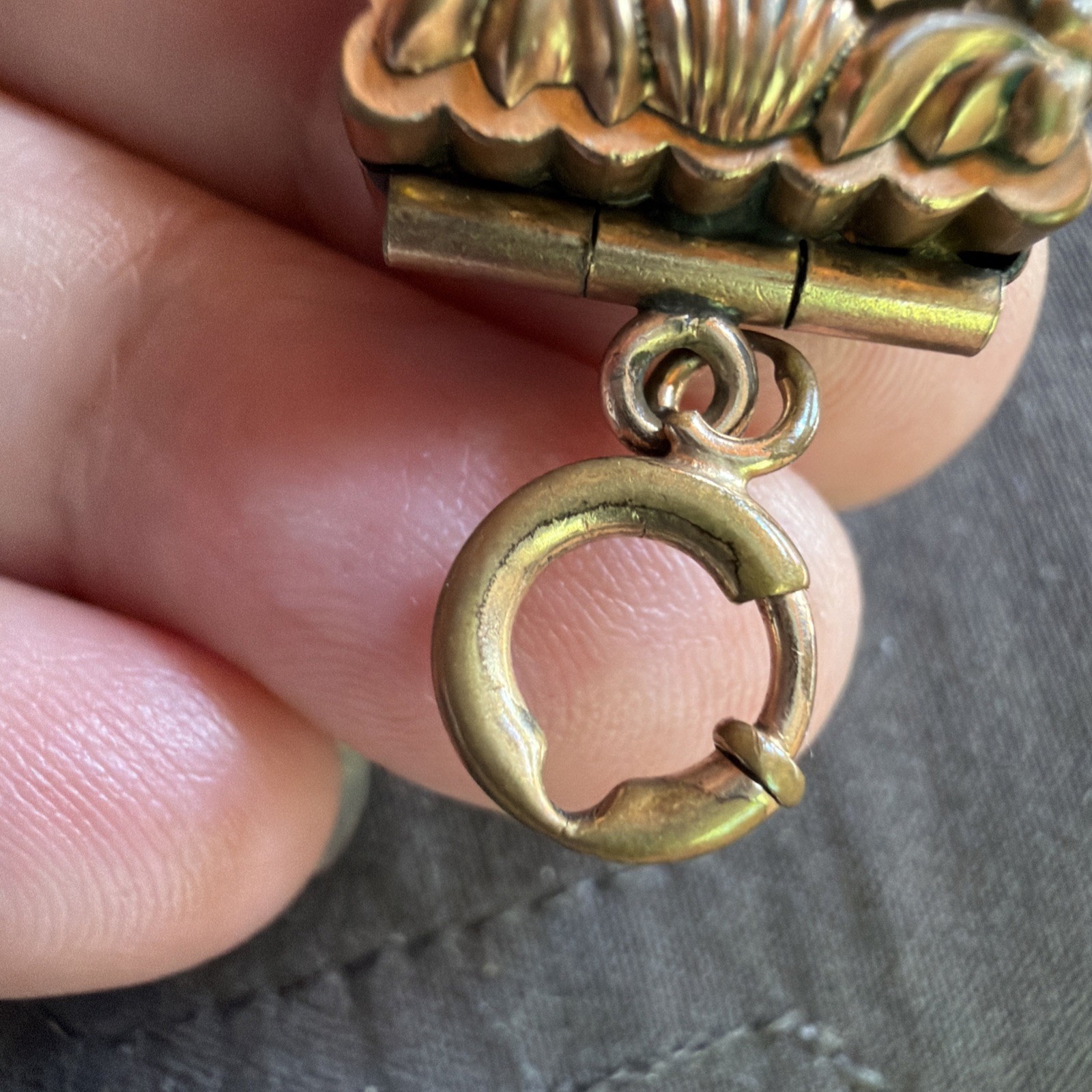 Victorian 6.7g Rose Gold Fill Locket Etch Flower Motif Pendant Charm Engravable