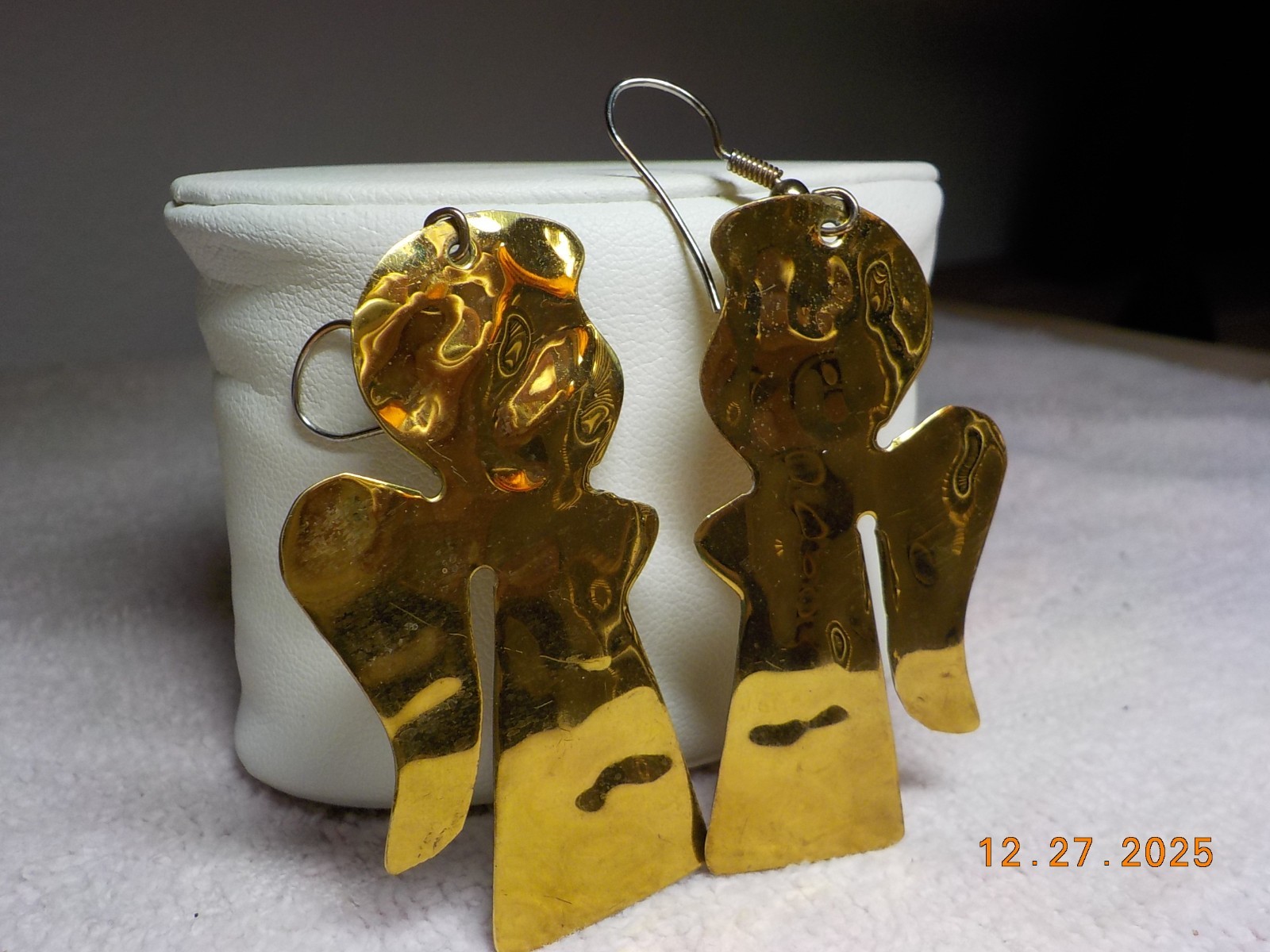 HAMMERED BRASS ANGEL SHAPED HOOK-ON WIRE EARRINGS TOTAL LENGTH 2 3/4″