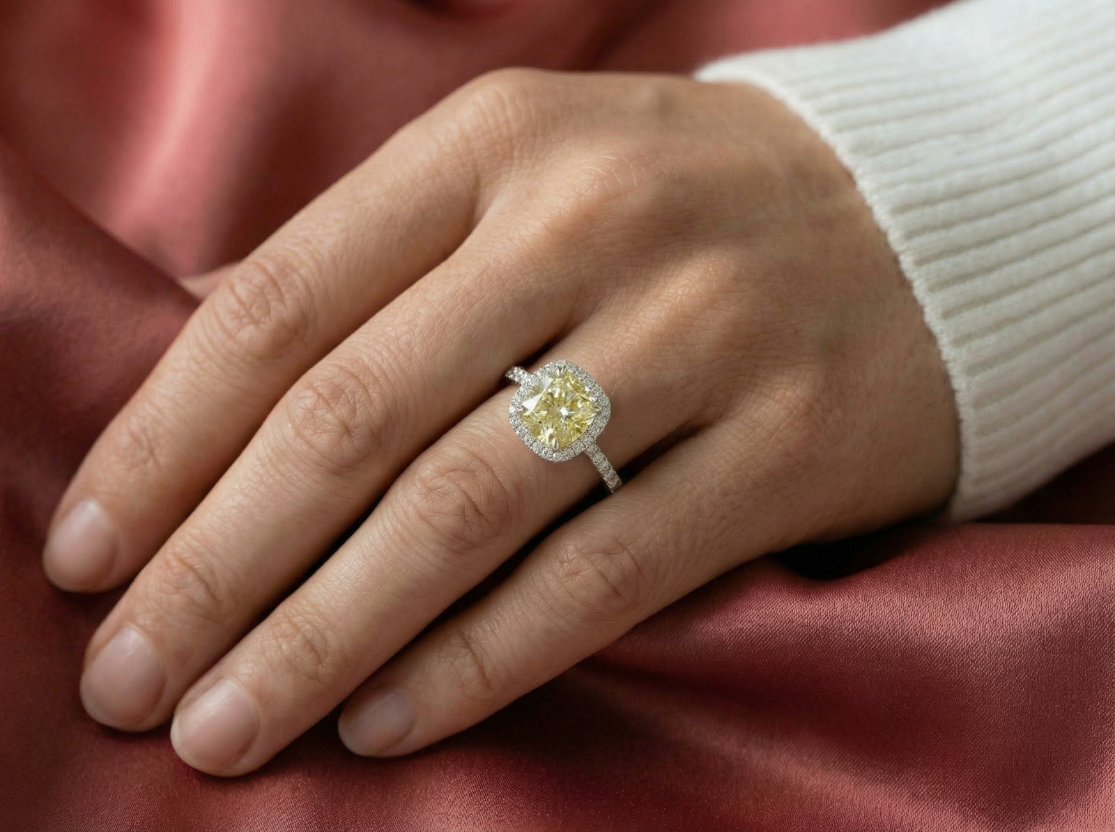 Romantic Cushion Cut Light Yellow Moissanite Halo Ring Sparkling Engagement Gift