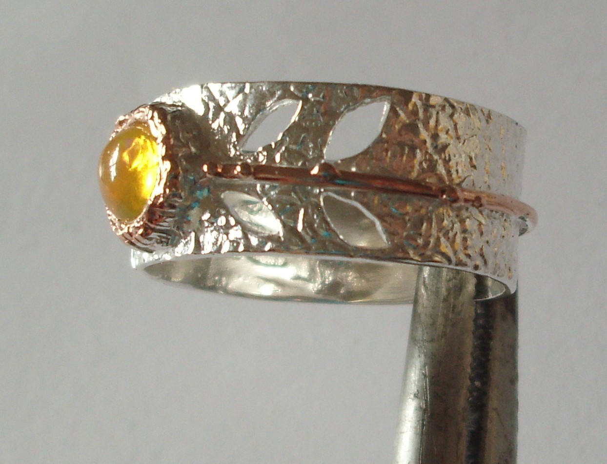 CeS Ring mit einem bunt leuchtenden mexikanischen Feueropal, mexican Opal