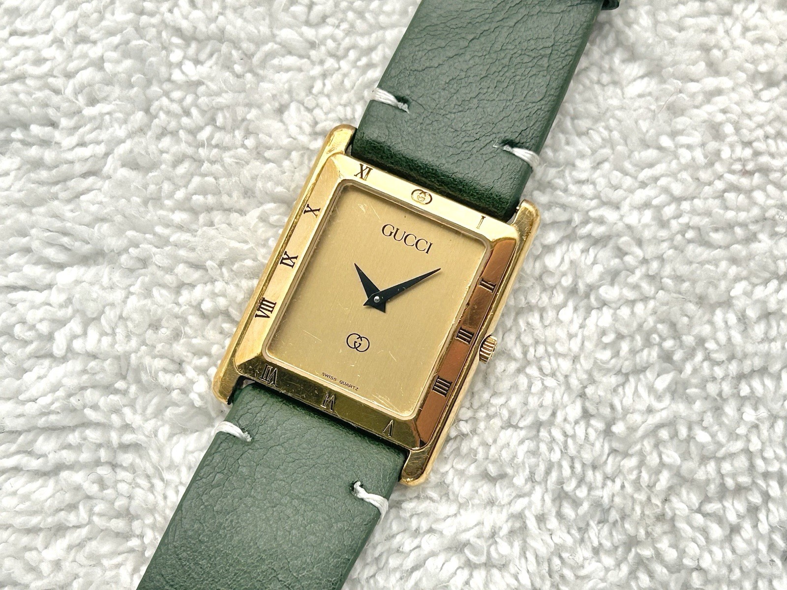 Vintage Gucci 4200L Gold Plated Quartz Batter-Powered Swiss Made Watch