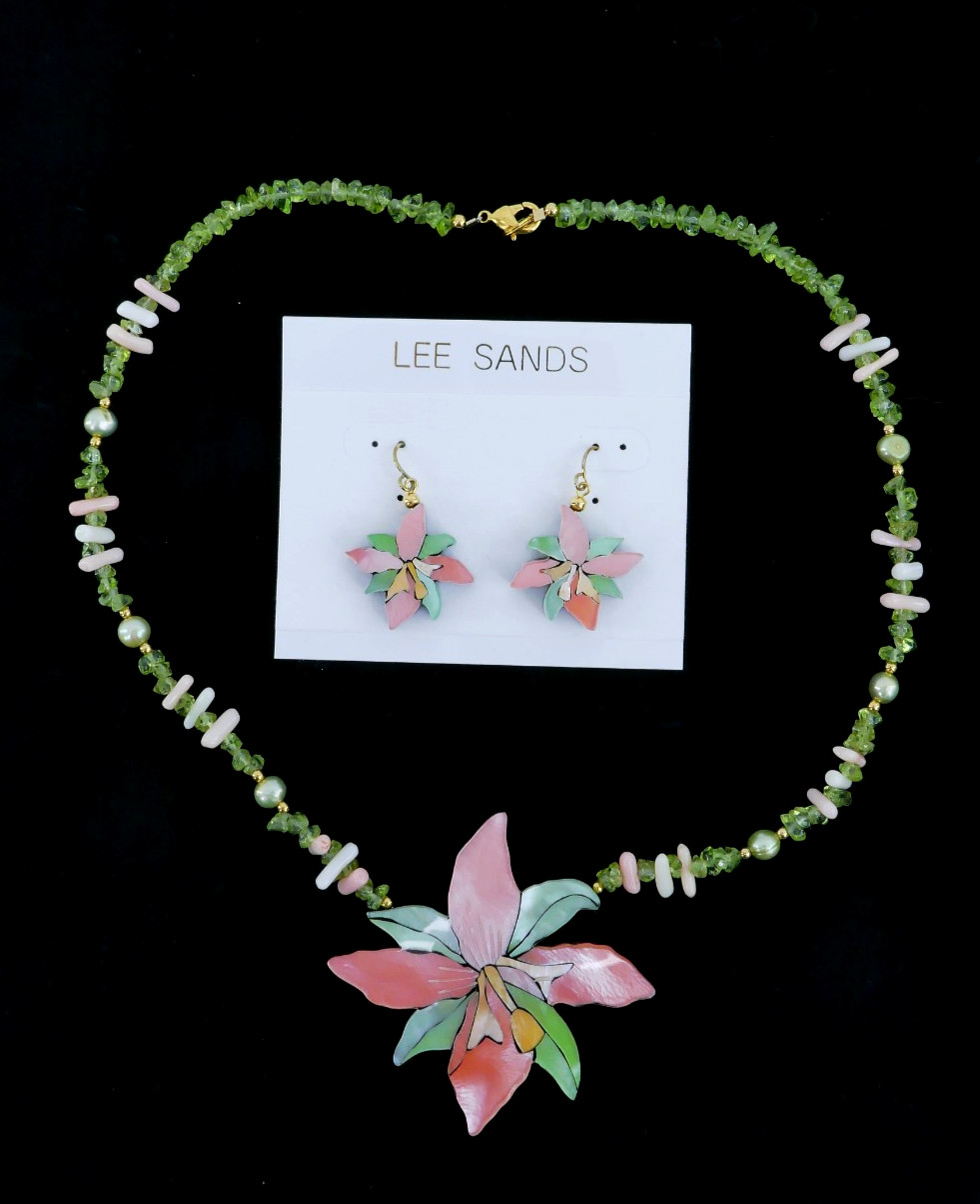 LEE SANDS INLAiD ORCHiD FLOWER EARRiNGS PENDANT 18″ GEMSTONE PEARL NECKLACE SET