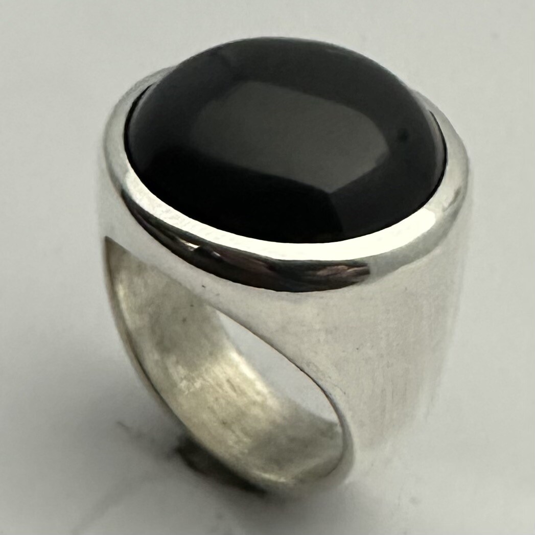 MJG STERLING SILVER MEN’S RING. 20mm BLACK ONYX CABOCHON. SZ 10. 28 Grams.
