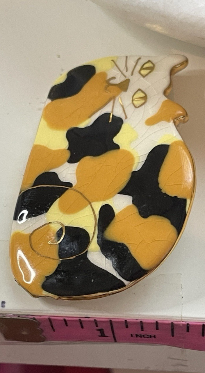 Vtg Ceramic Enamel Brooch Calico Cat Kitty Pin Sitting Laying Costume Jewelry