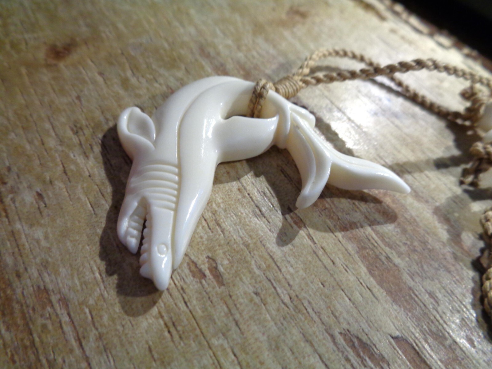 56MM CARVED WATER BUFFALO BONE HAWAIIAN MANO NIUHI SHARK PENDANT NECKLACE 28″