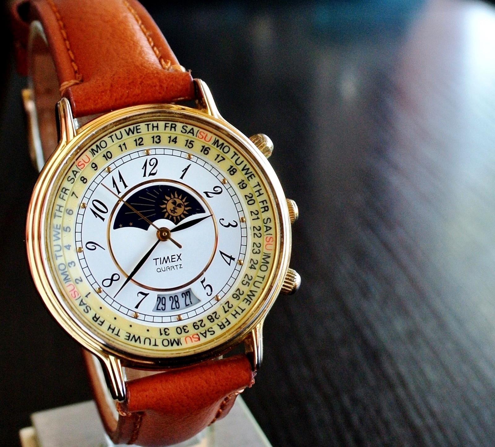 VINTAGE TIMEX SPORT CALENDAR DATE MOON PHASE QUARTZ MEN’S GOLDEN LEATHER WATCH