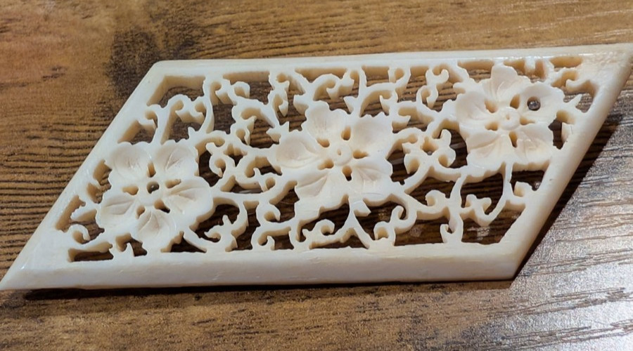 Vintage Chinese 20s/30s Art Deco Brocade Floral Carved Bovine Bone Pin