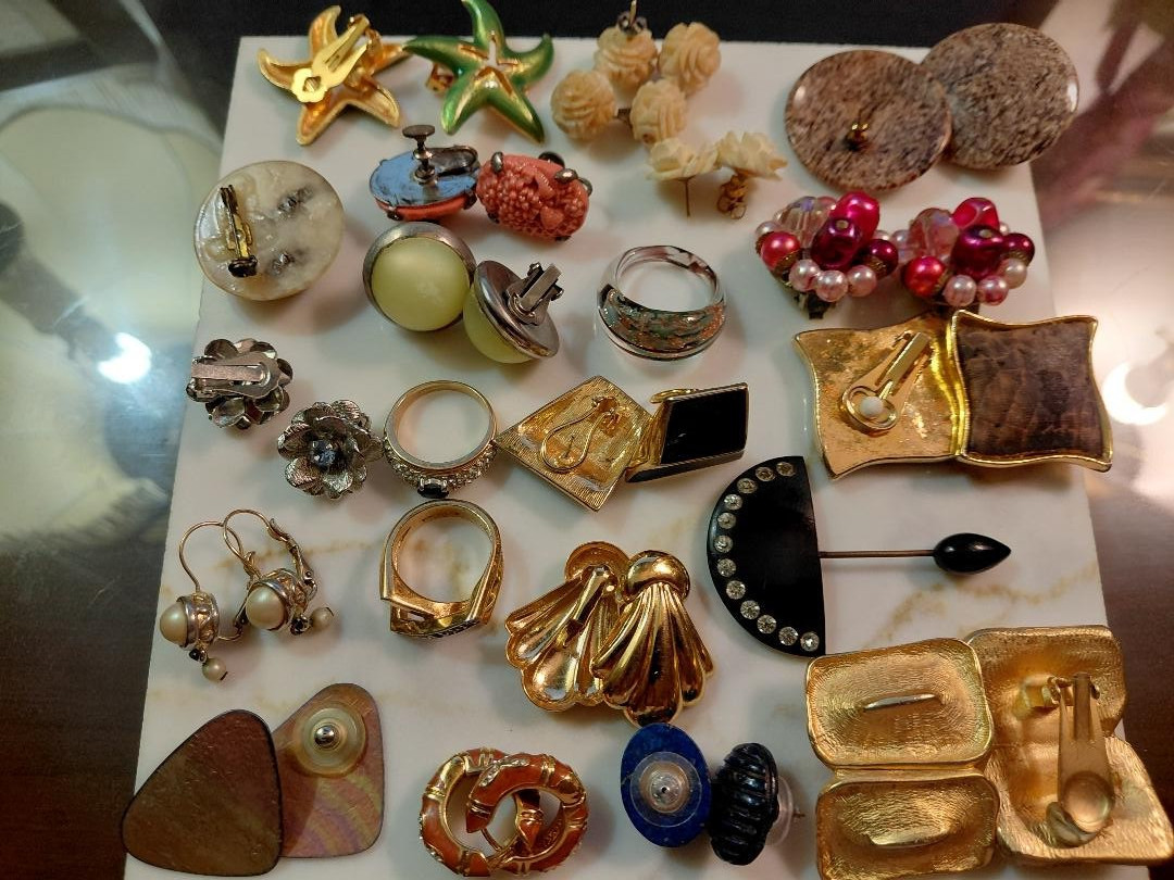 Vintage 60’s 70′ & 80’s earrings Lot.