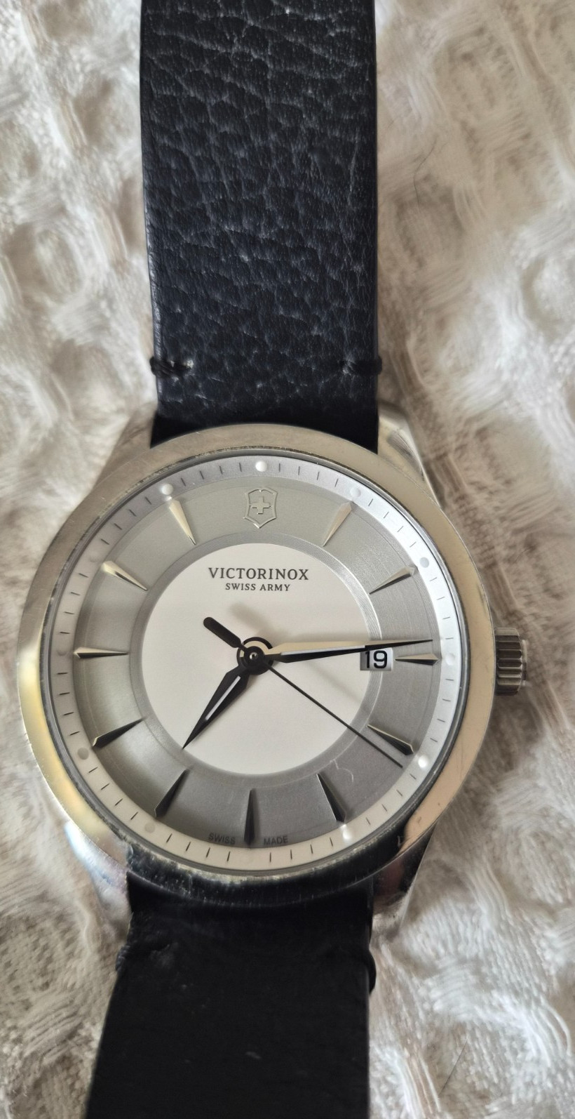 VICTORINOX Men’s 241823 Swiss Made Sapphire crystal Quartz Watch water Resist