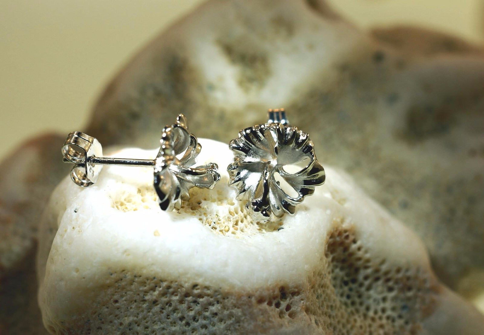 10MM-15MM RHODIUM PLATED 925 STER SILVER HAWAIIAN HIBISCUS FLOWER STUD EARRINGS