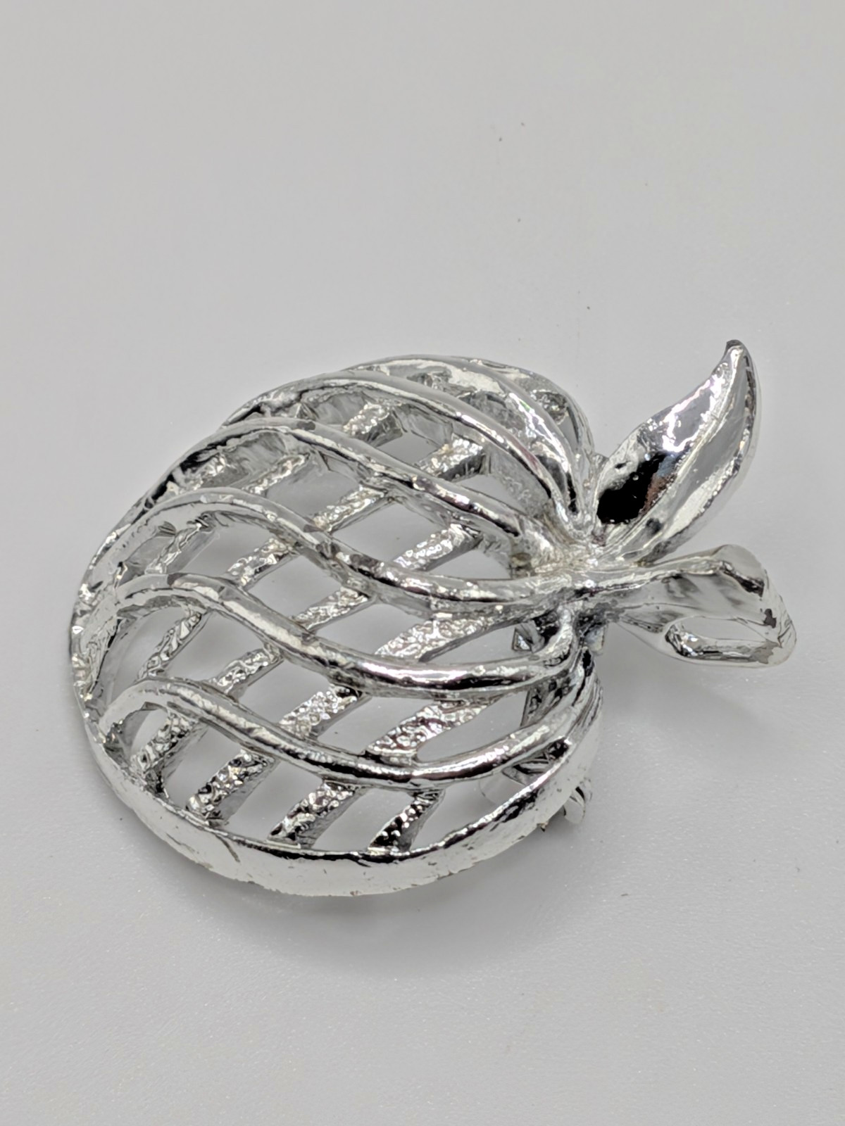 Vintage Signed Gerry’s Apple Brooch Pin Pendant Silver Tone Lattice Weave Fruit