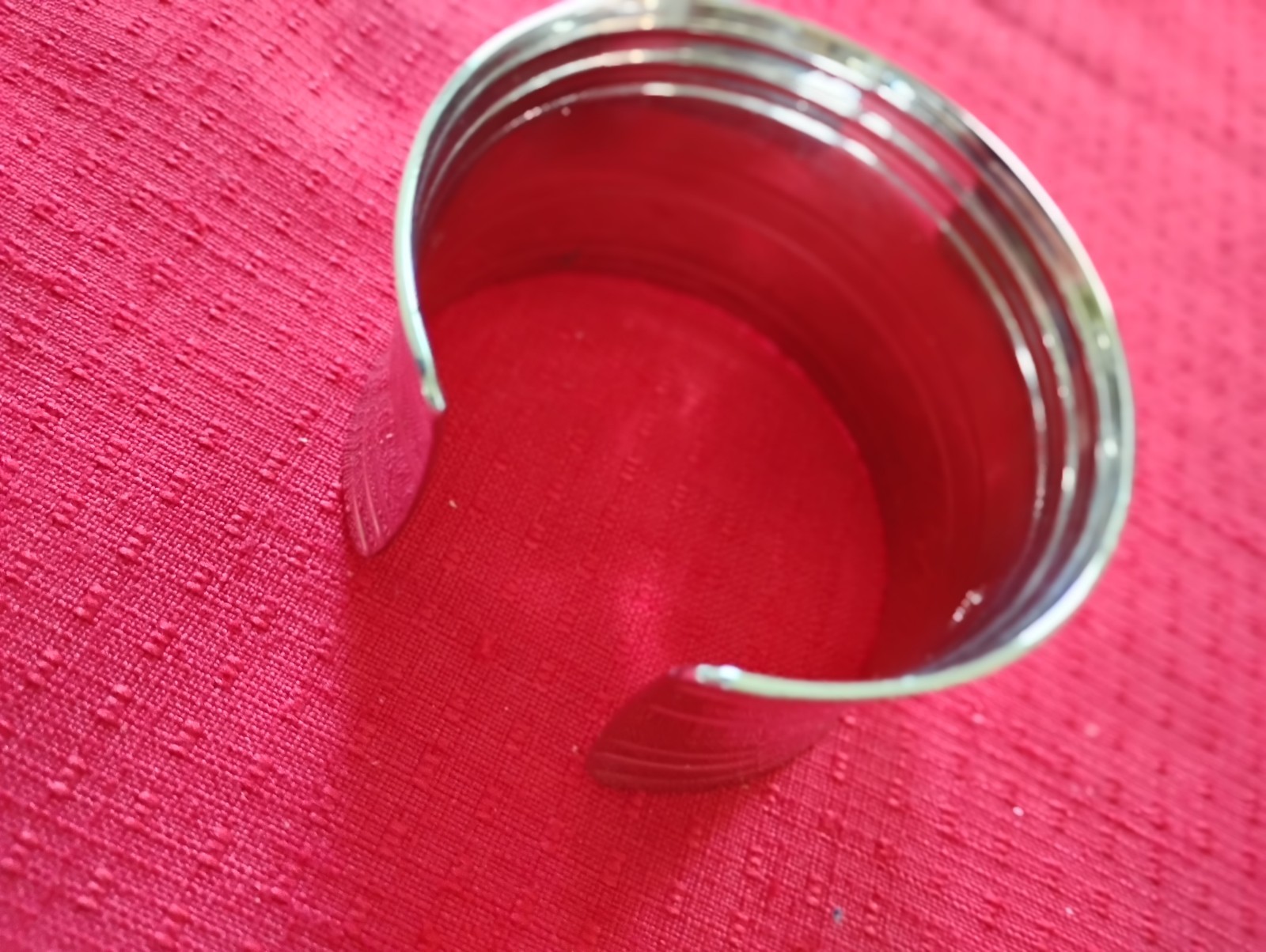 VTG 1970’s CUFF BRACELET-2″WIDE-GLEAMING SILVER TONE STATEMENT PIECE-ONE SZ ALL