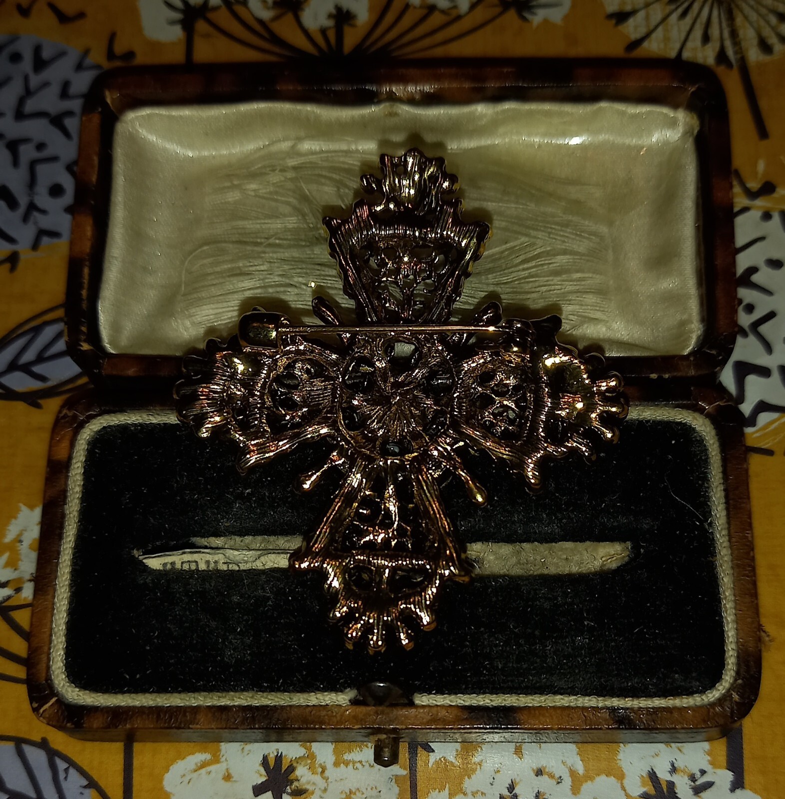 VINTAGE STYLE GOLDTONE RED GREEN SPARKLY CROSS BROOCH MEDIEVAL RELIGIOUS GOTHIC