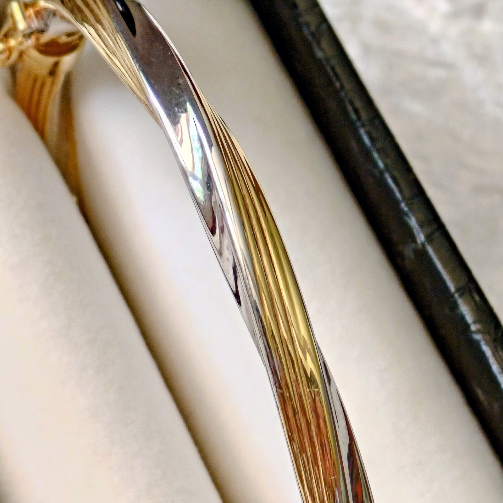 Stunning 9ct yellow & white gold twist hinged bangle with a locking clasp