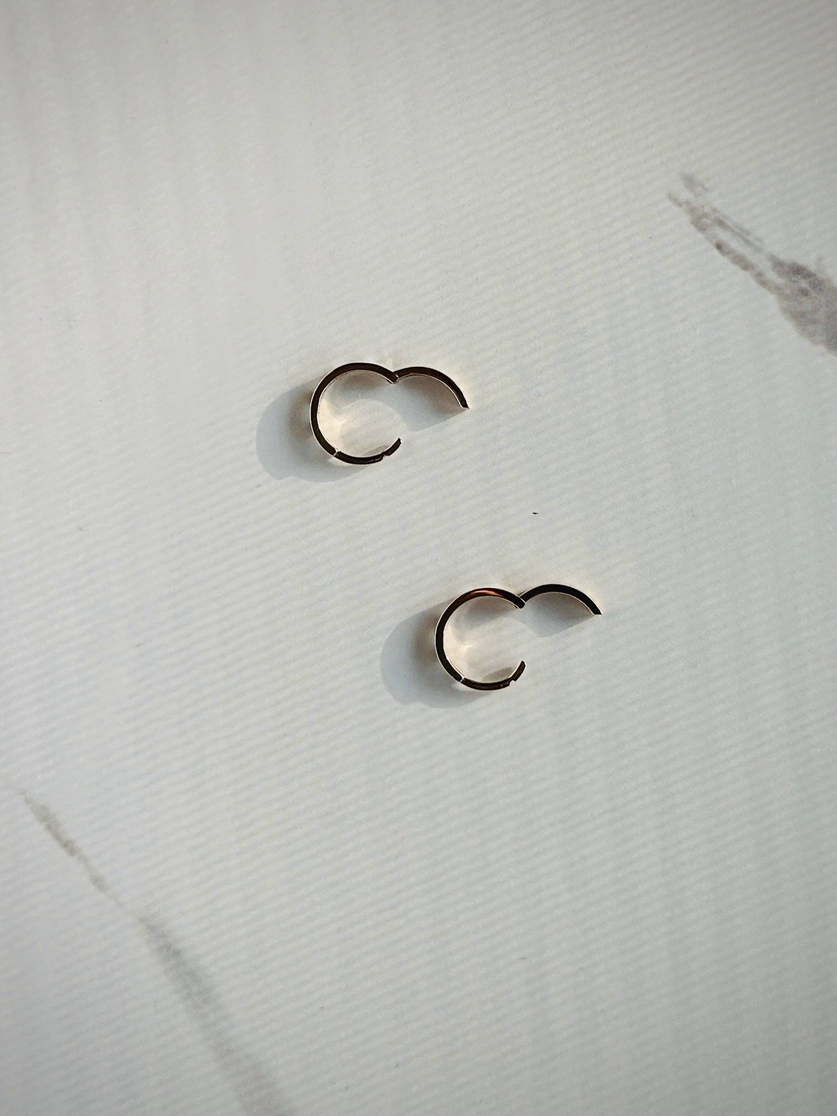 14K Yellow Gold Black & White Checkers Enamel Huggie Hoop Earrings Real Jewelry