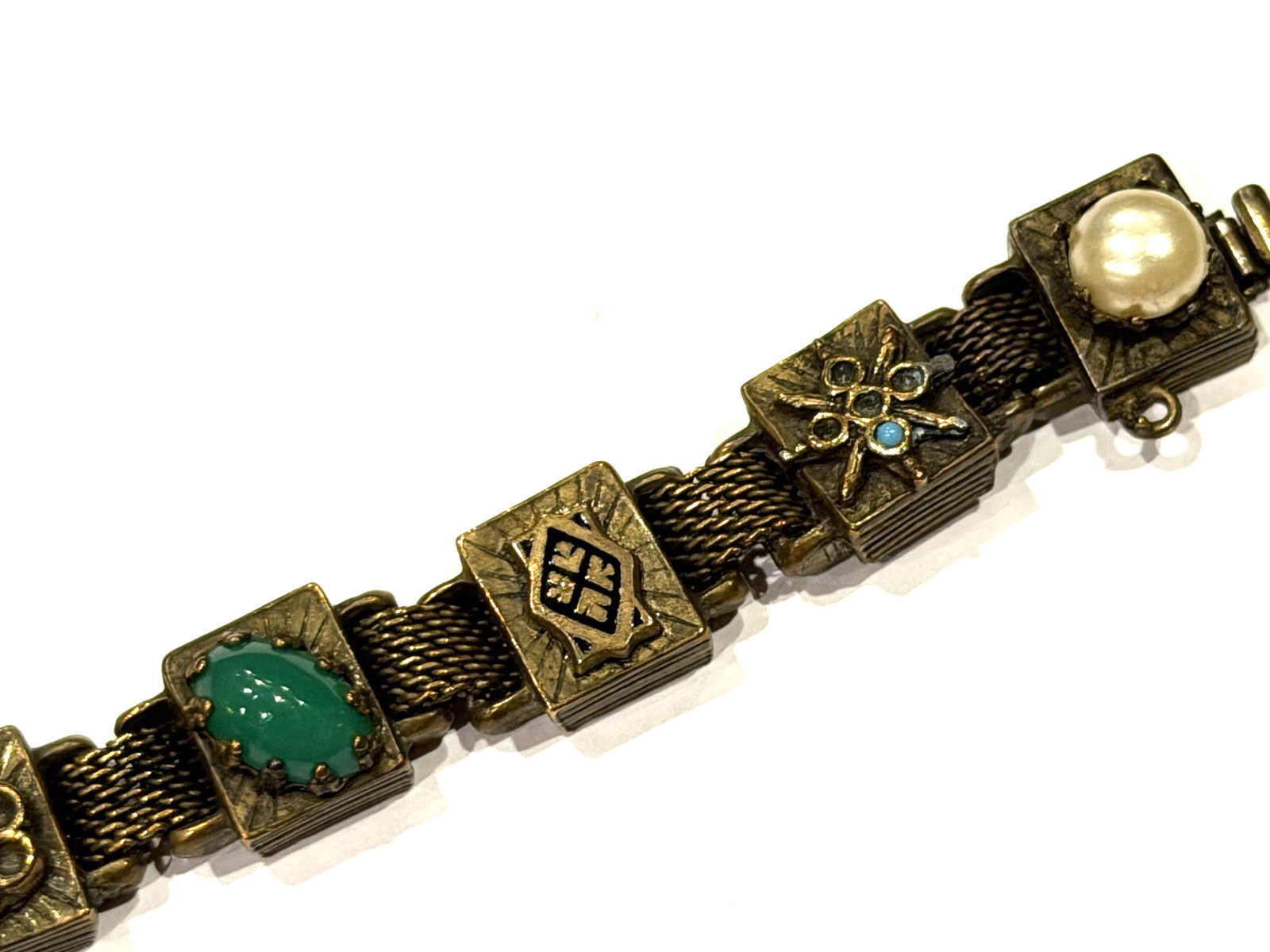 ESTRUSCAN SLIDE CHARM CAMEO FAUX PEARL GREEN MESH GOLD 7″ BRACELET SAFETY CLASP