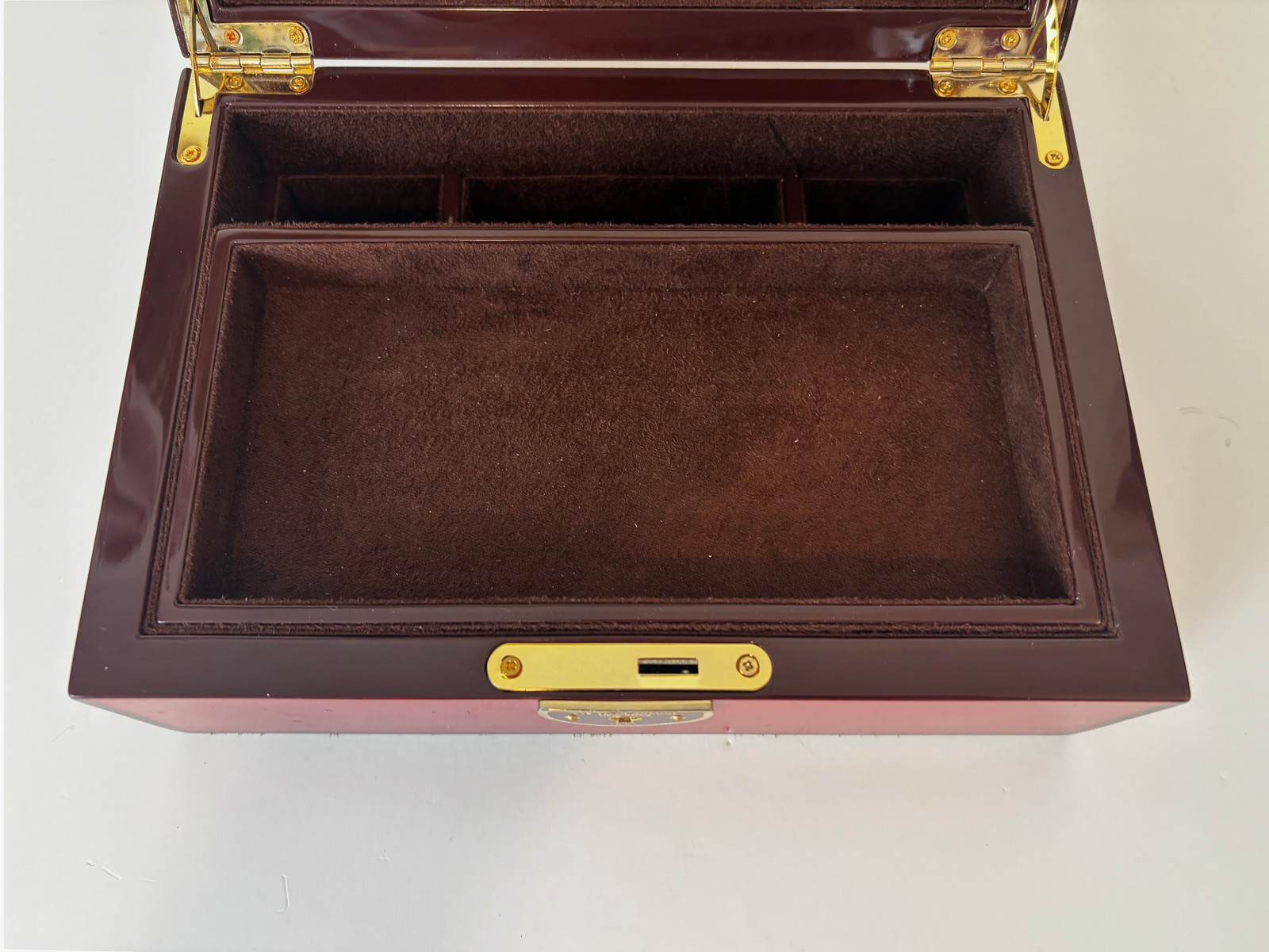 HENRY BENDEL Izak Zenou JEWELRY BOX red laquer WITH KEY