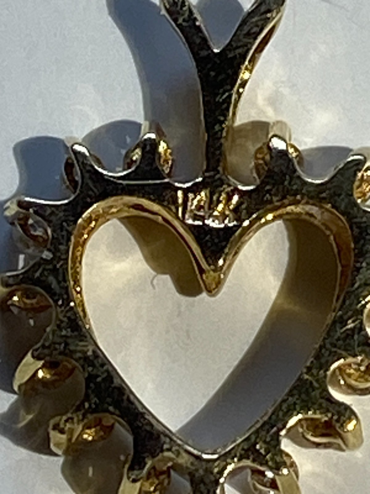 Gold Heart Pendant / 16 Diamonds – Stamped 14K Yellow Gold 1.2 grams -incl. box