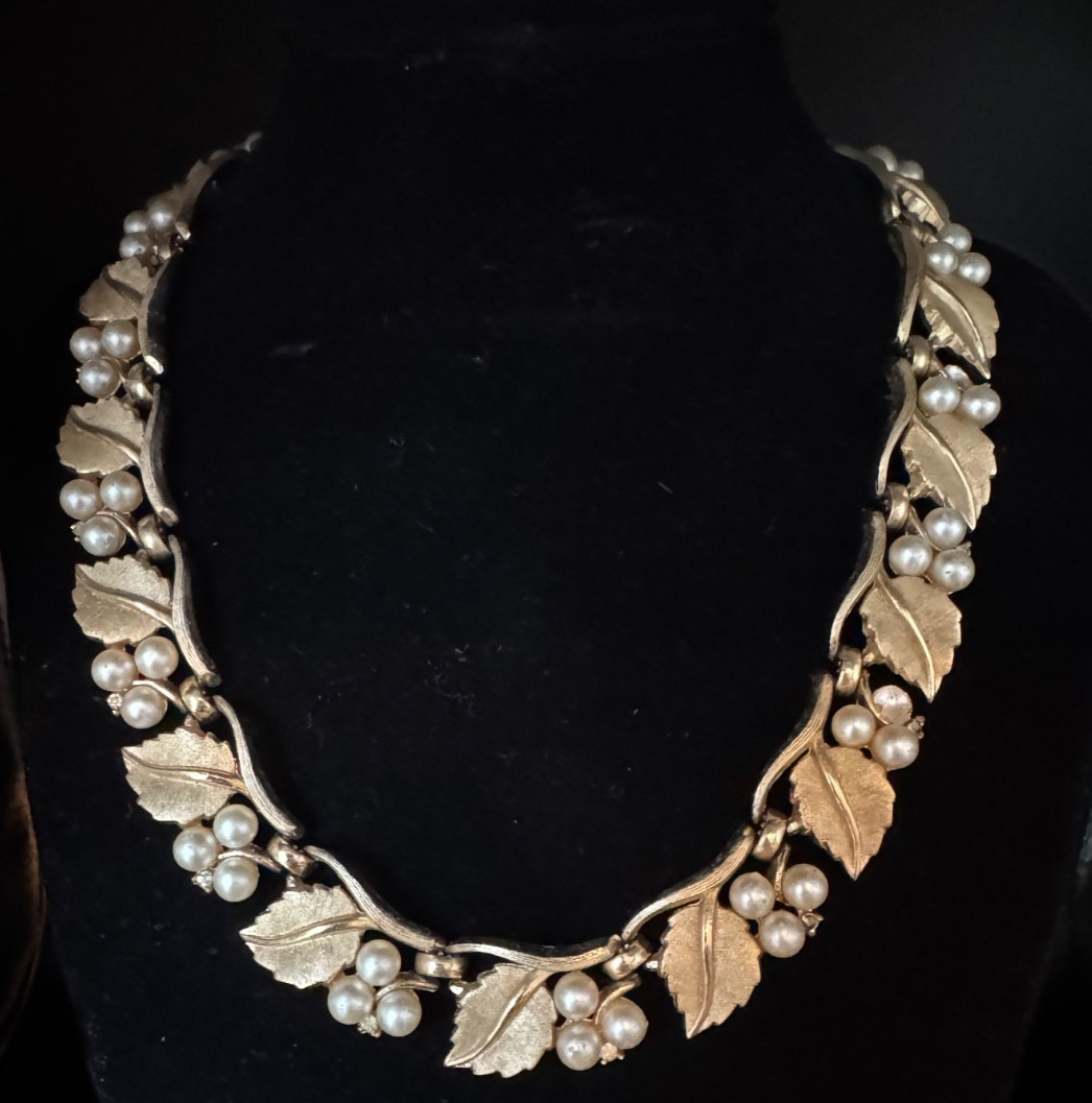 Vintage Trifari Gold Tone Leaf Faux Pearl Necklace Adjustable Signed 16-18″