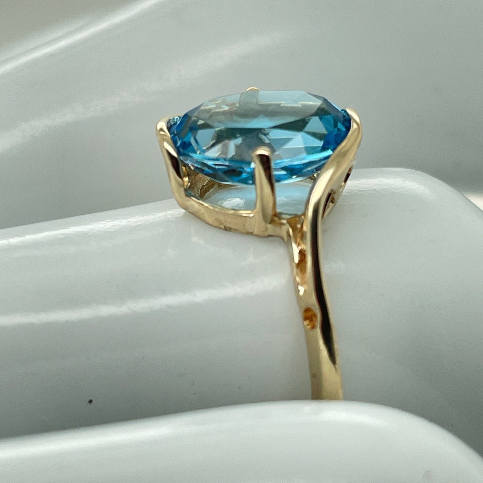 10k Yellow Gold Oval9.2mm by 7.2mm Blue Topaz Ring Size 6 1/4 – 1.7 Grams