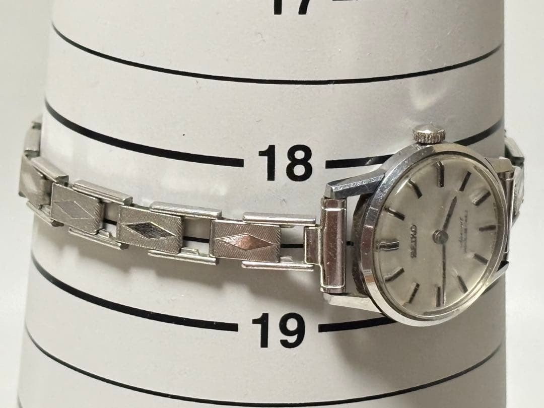SEIKO Special 25 Jewels Manual Winding Ladies’ Watch with Medallion