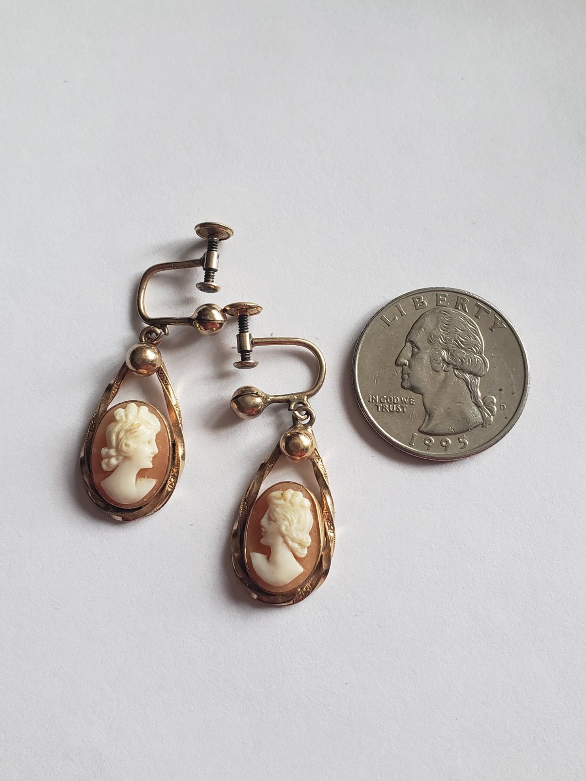 Vintage Cameo Shell Dangle Screw Back Earrings Gold Ivory Brown Oval