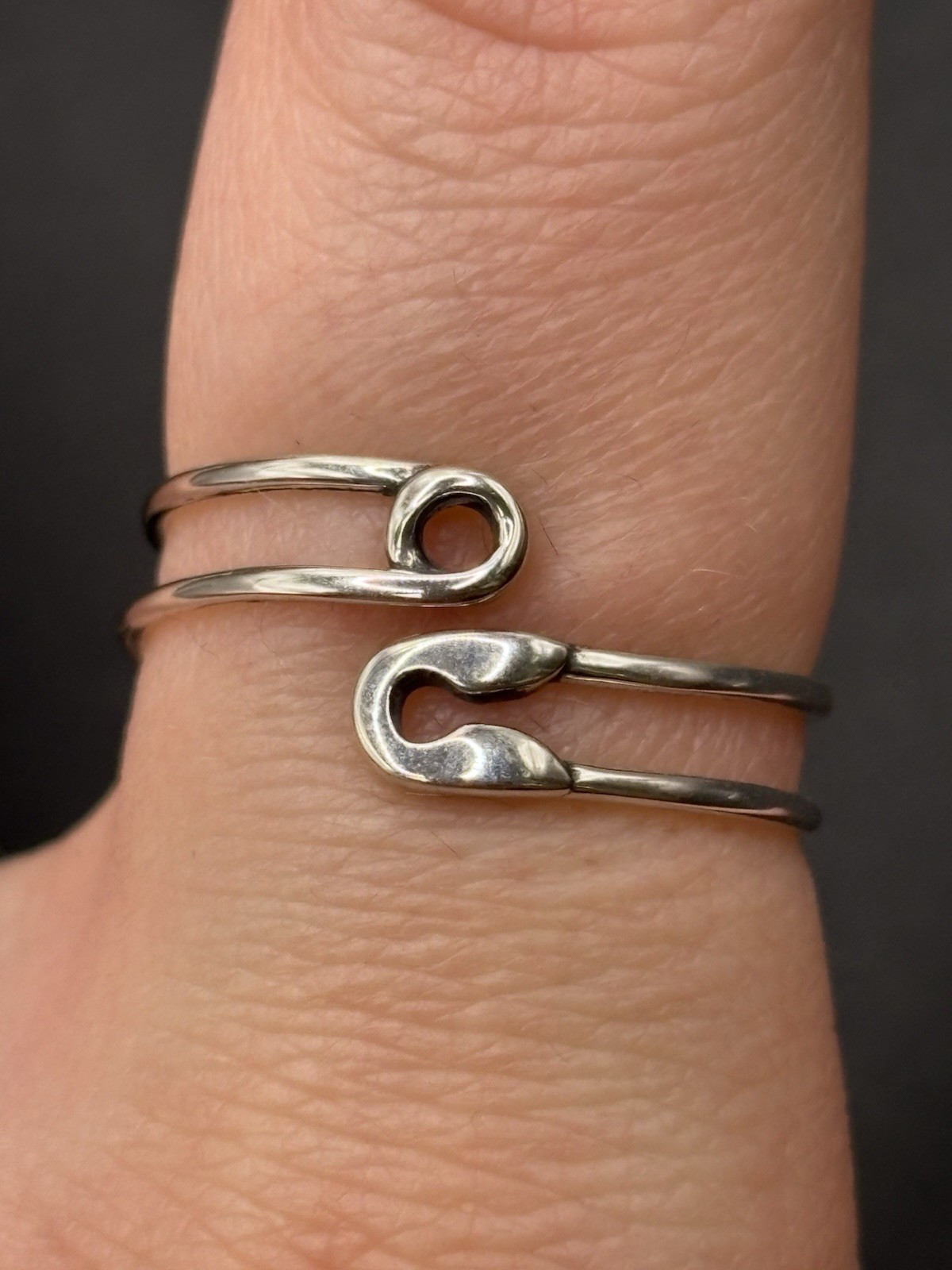 New Condition Sterling Silver Saftey Pin Ring Adjustable Size 7 G7