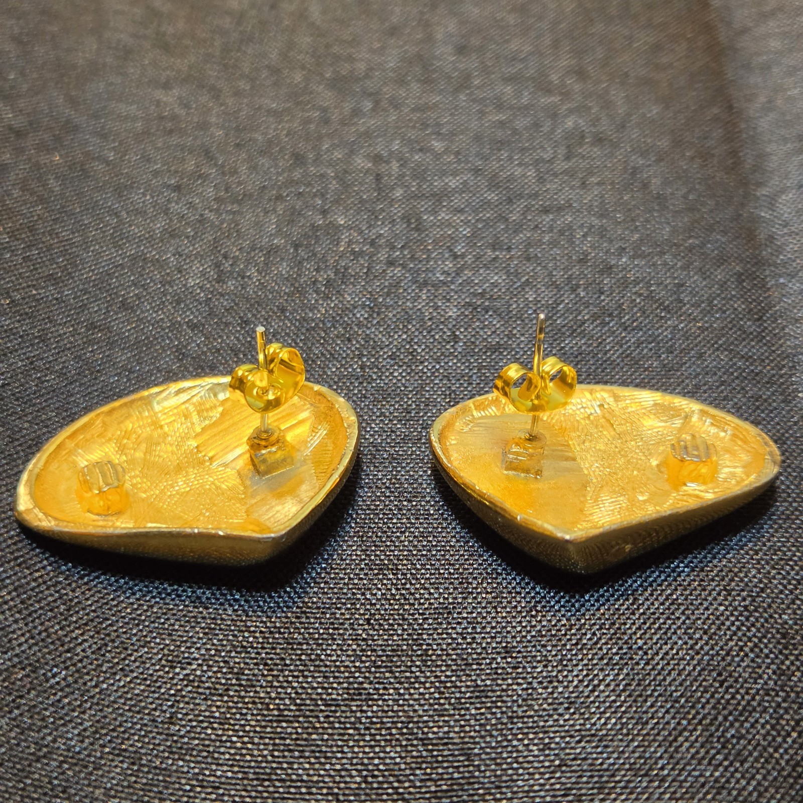Smooth Gold-tone Stud Earrings With A Modern Organic Shape And Glossy Finish