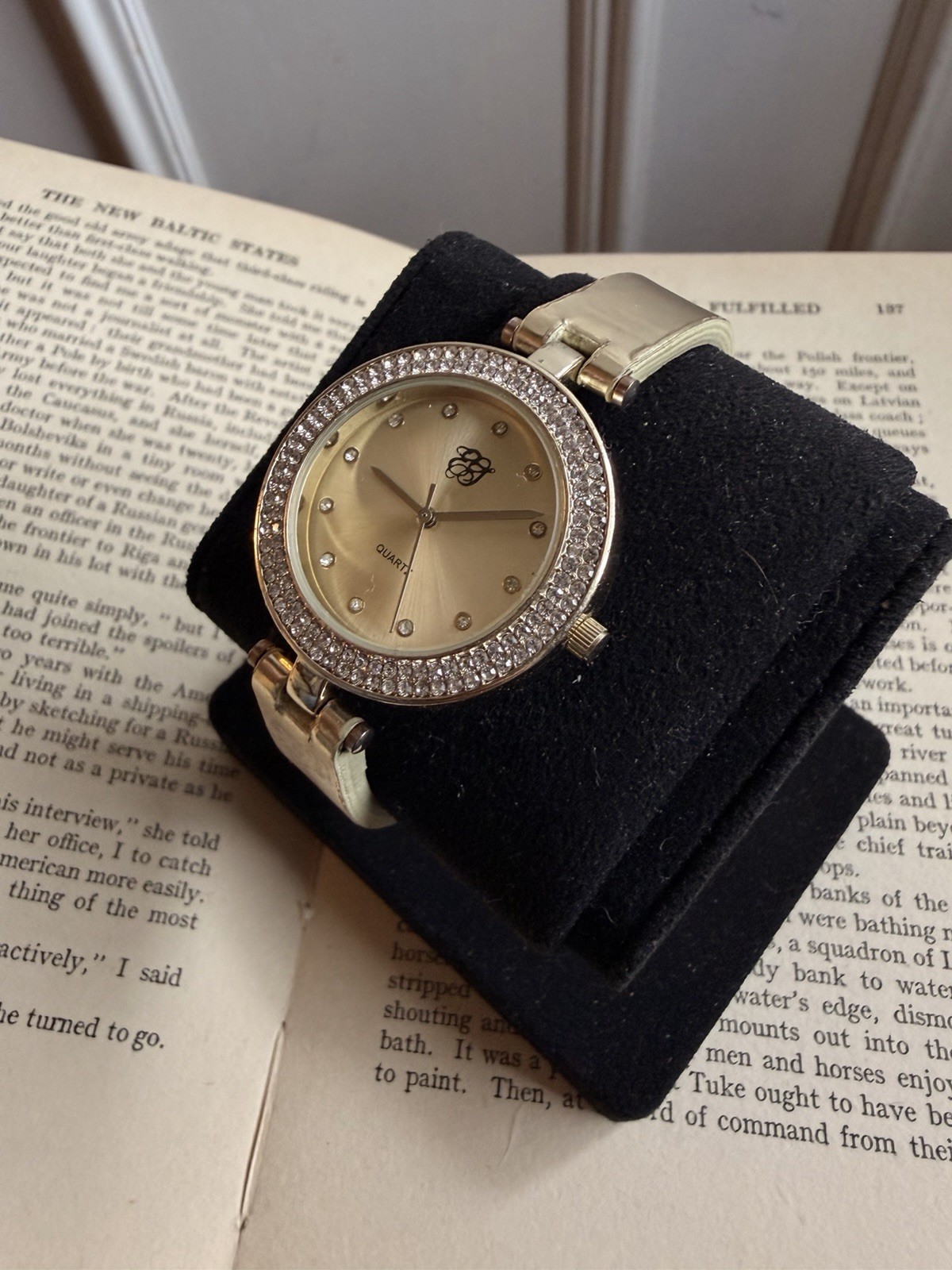 Women Quartz Analog Wristwatch Gold Tone Dot Indexes Crystal Bezel Dress