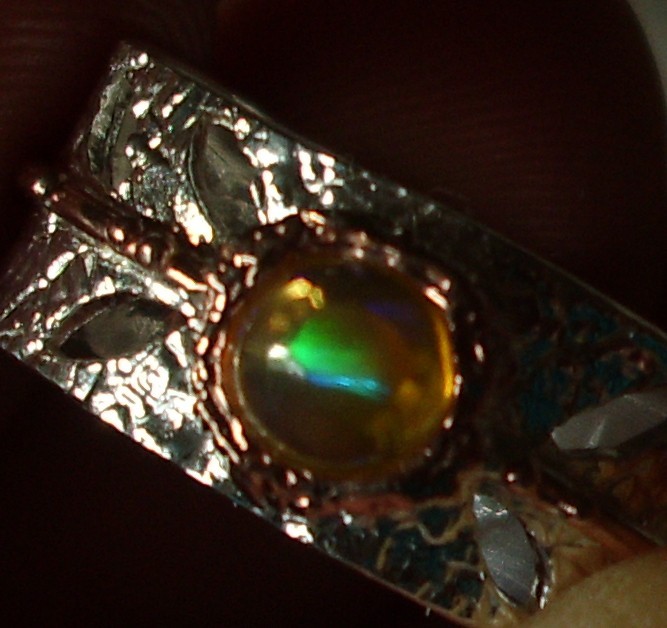 CeS Ring mit einem bunt leuchtenden mexikanischen Feueropal, mexican Opal