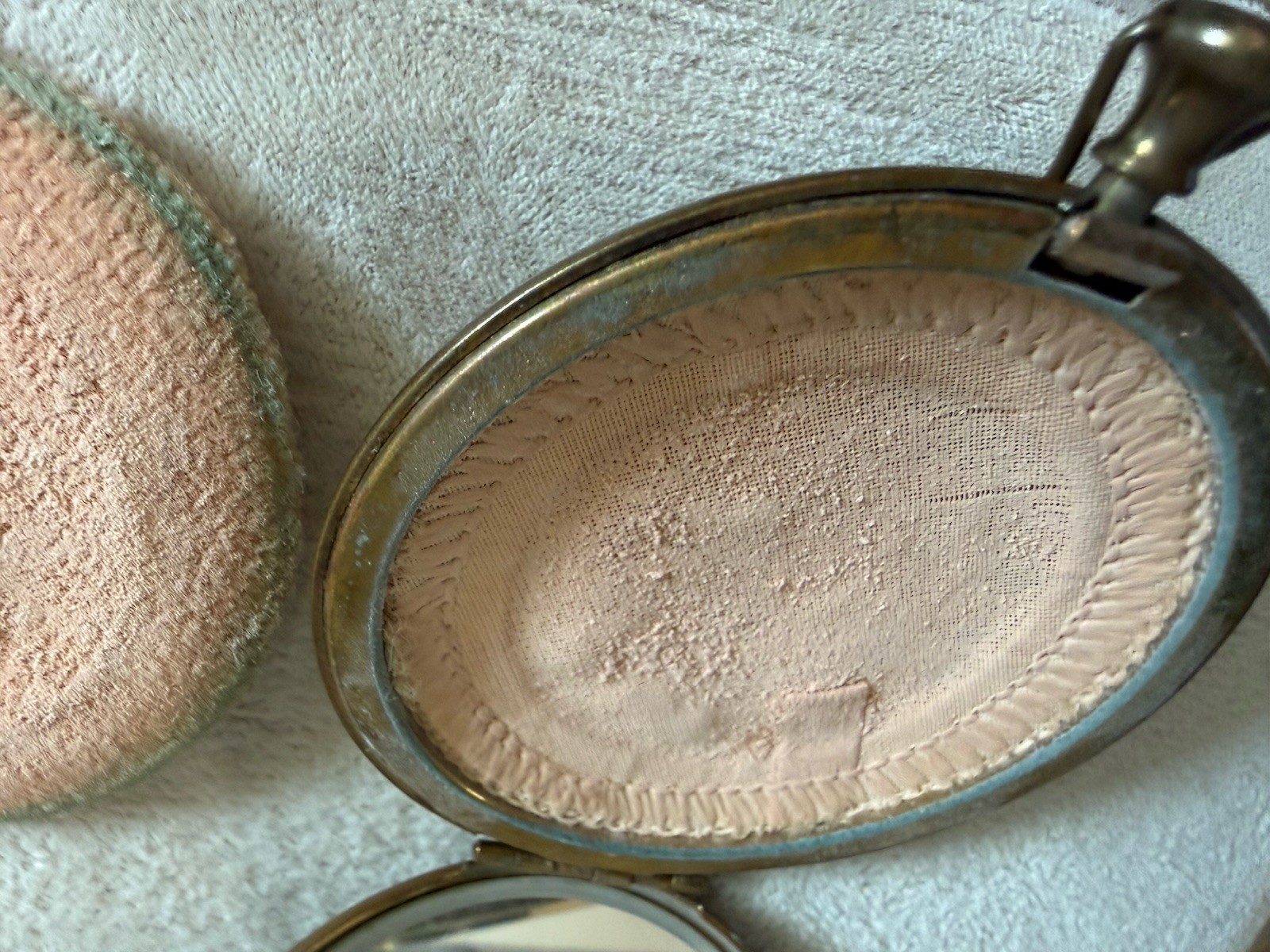 Vtg Gold Tone Round Hinged Cosmetic Compact Case Star Engraved W/Powder & Pad